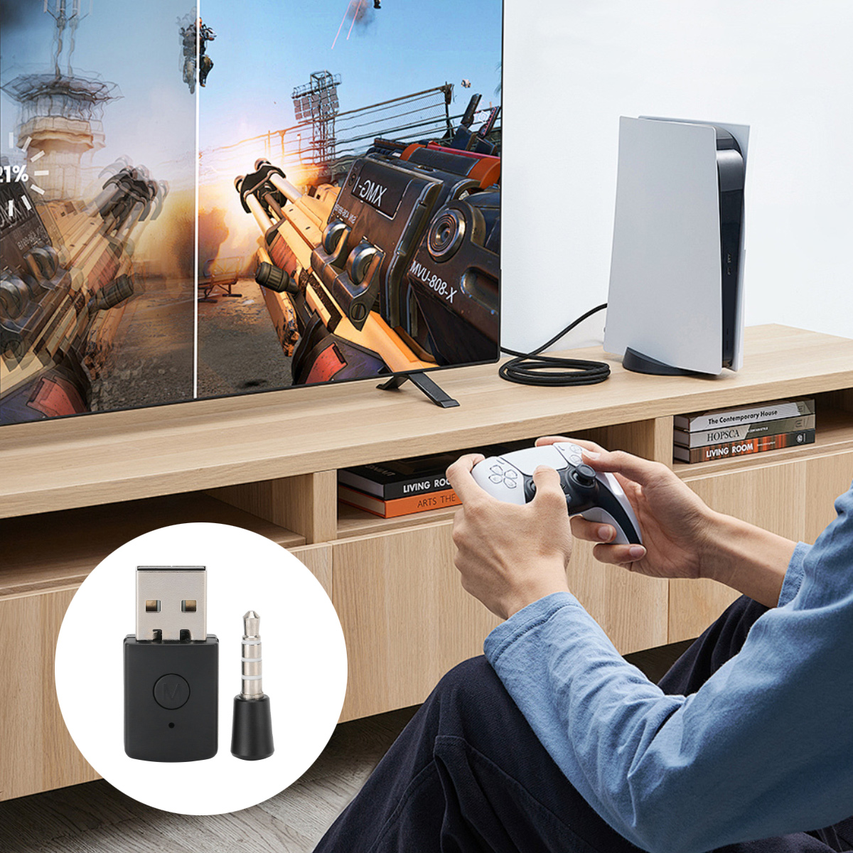 Eine Person spielt Videospiele mit einem PS5-Controller vor einem Fernseher und einer Konsole; ein USB-Adapter ist eingeblendet.