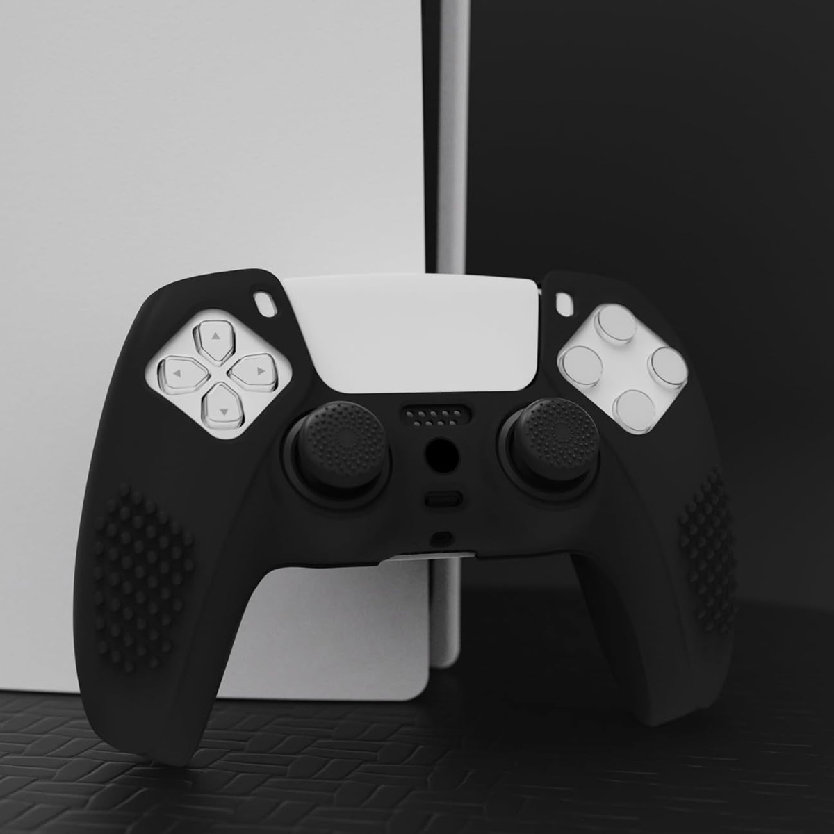 Ein schwarz-weißer Controller steht vor einer Konsole auf dunklem Grund.