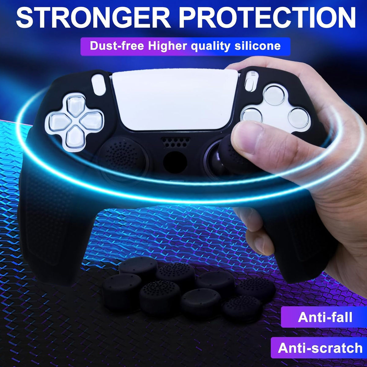 Hand hält PlayStation-Controller mit schwarzer Silikonhülle und Kappen auf blauem Untergrund.