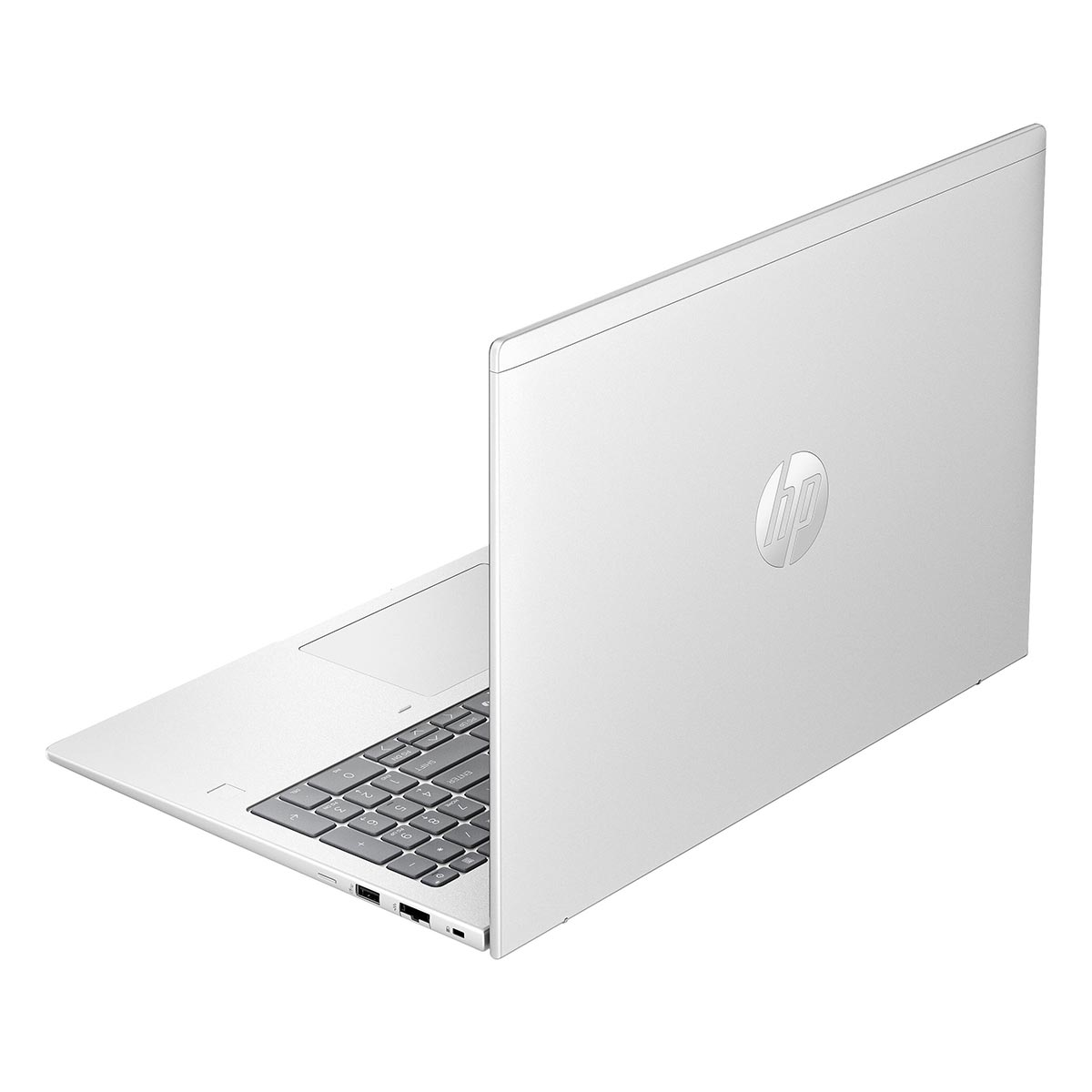 Srebrny laptop HP na białym tle, widziany od tyłu, z widoczną klawiaturą i logo.