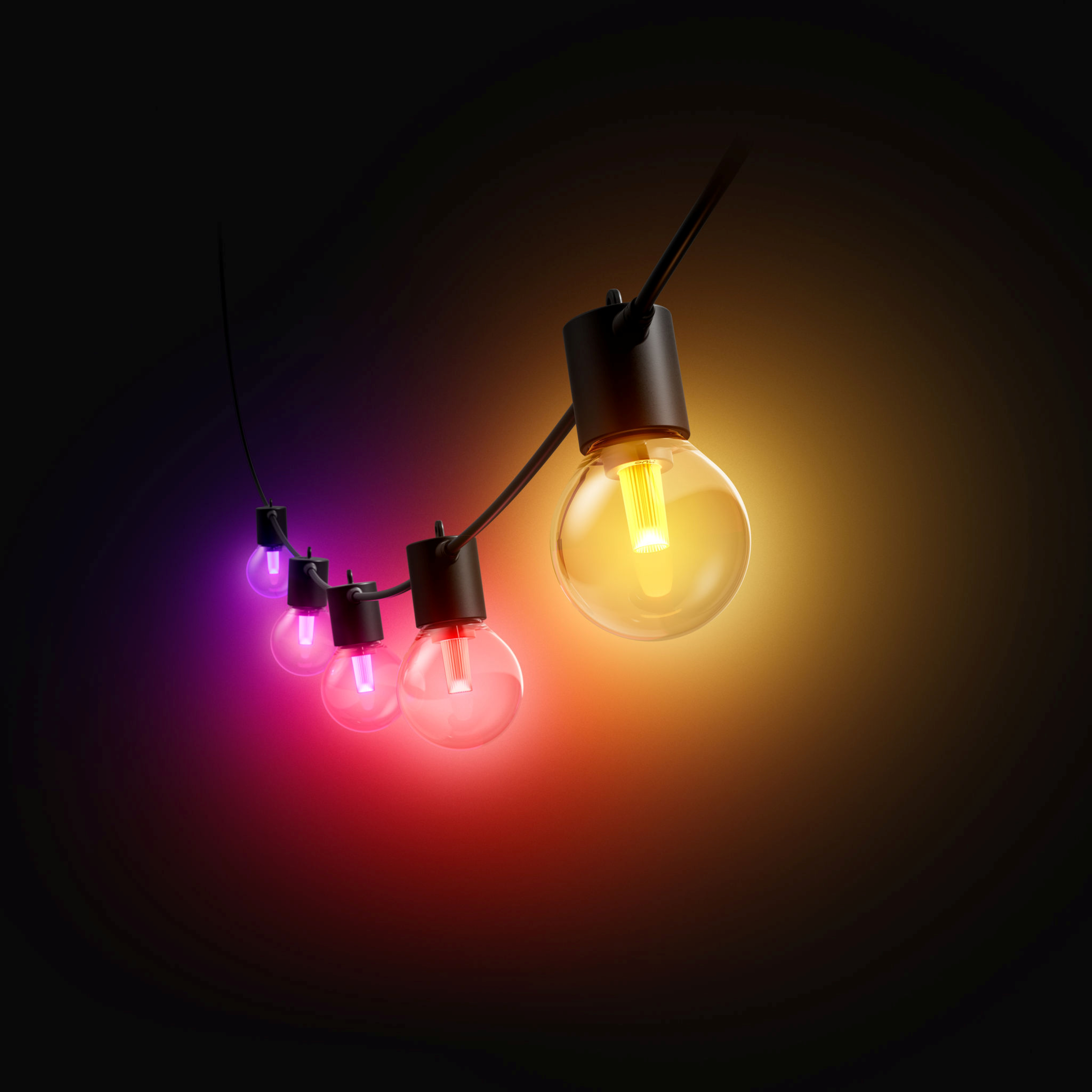 Una catena di lampadine Edison luminose su sfondo scuro, che mostrano luce gialla, rosa e viola.