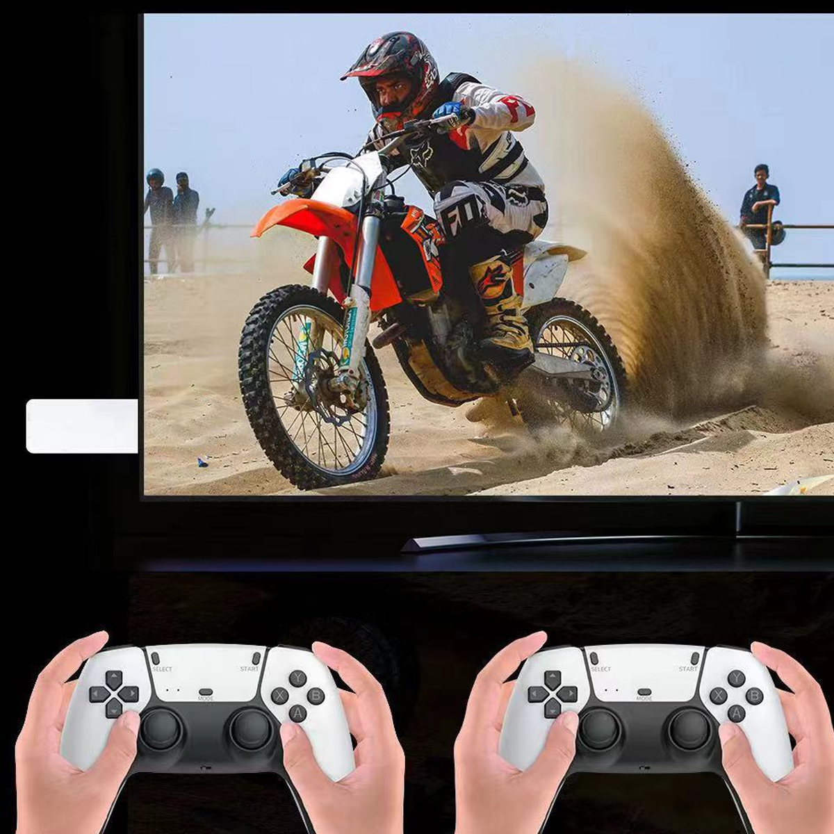 Zwei Personen spielen ein Motorradspiel auf einem Bildschirm mit Controllern.