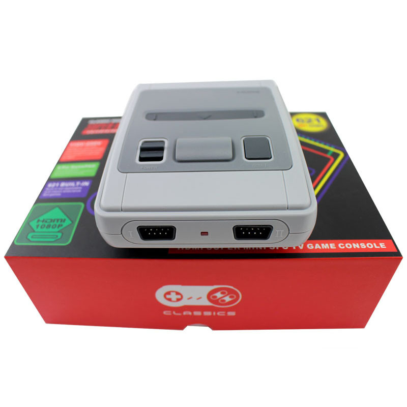Eine graue Retro-Spielkonsole sitzt auf einer roten und schwarzen Produktverpackung.