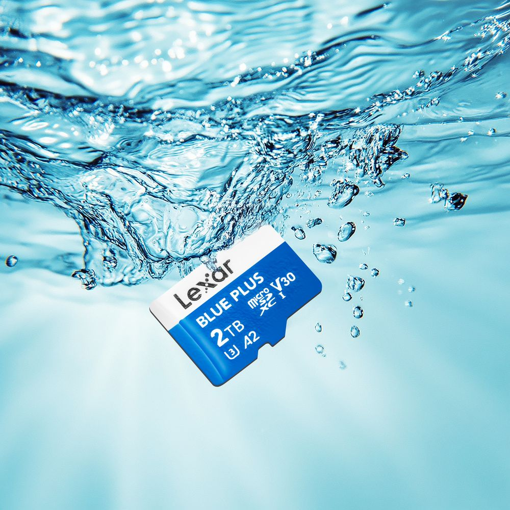 Eine blaue Lexar Blue Plus 2TB MicroSD-Karte schwimmt unter Wasser mit Luftblasen.