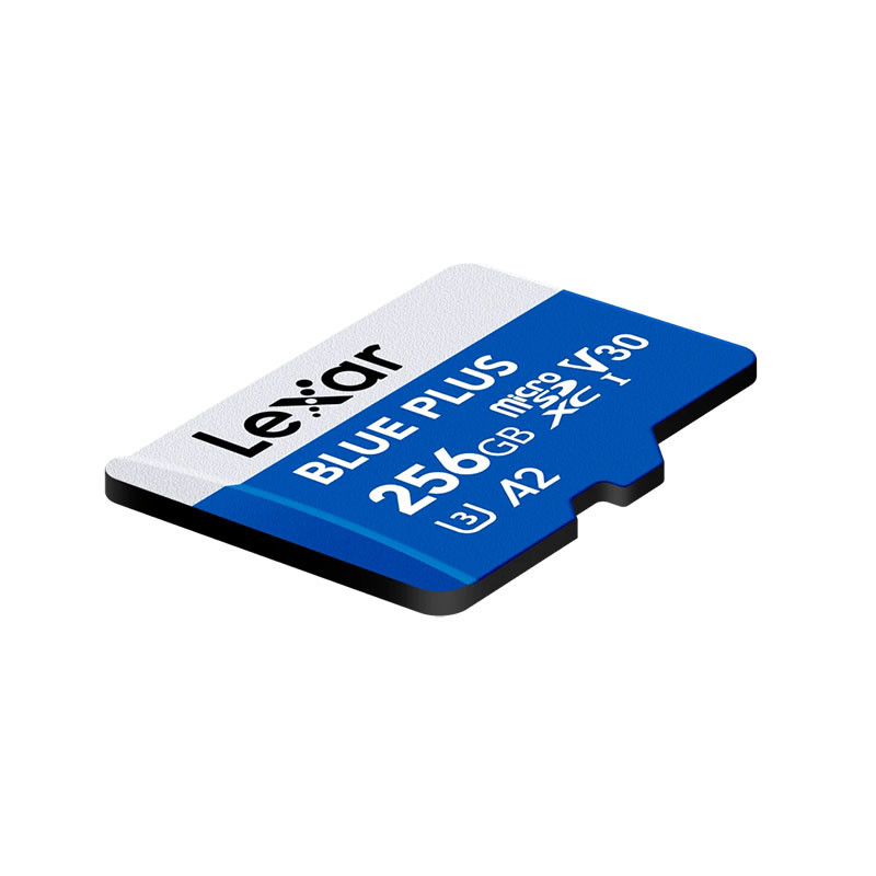 Eine Lexar 256GB Blue Plus microSDXC-Karte vor weißem Hintergrund.