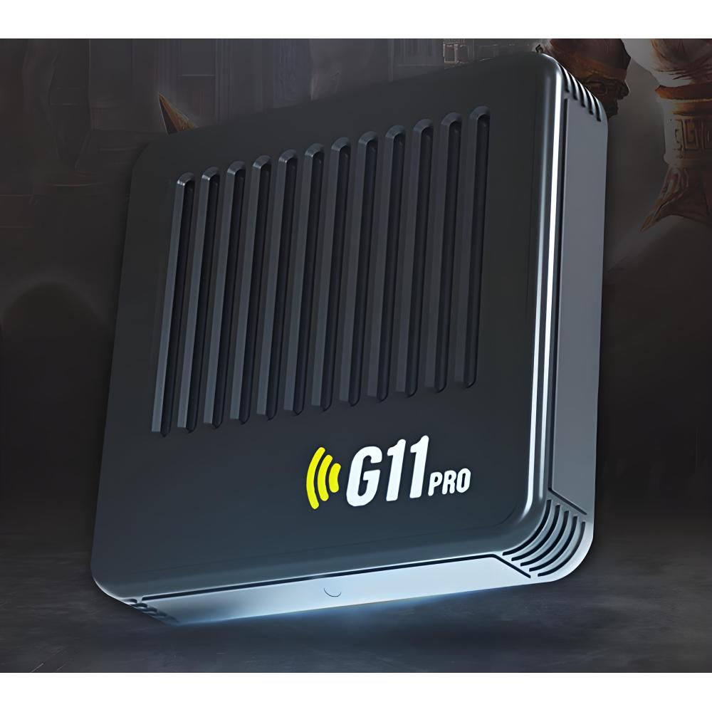 Schwarze G11 Pro Spielekonsole mit vertikalen Lüftungsschlitzen und gelbem Logo.