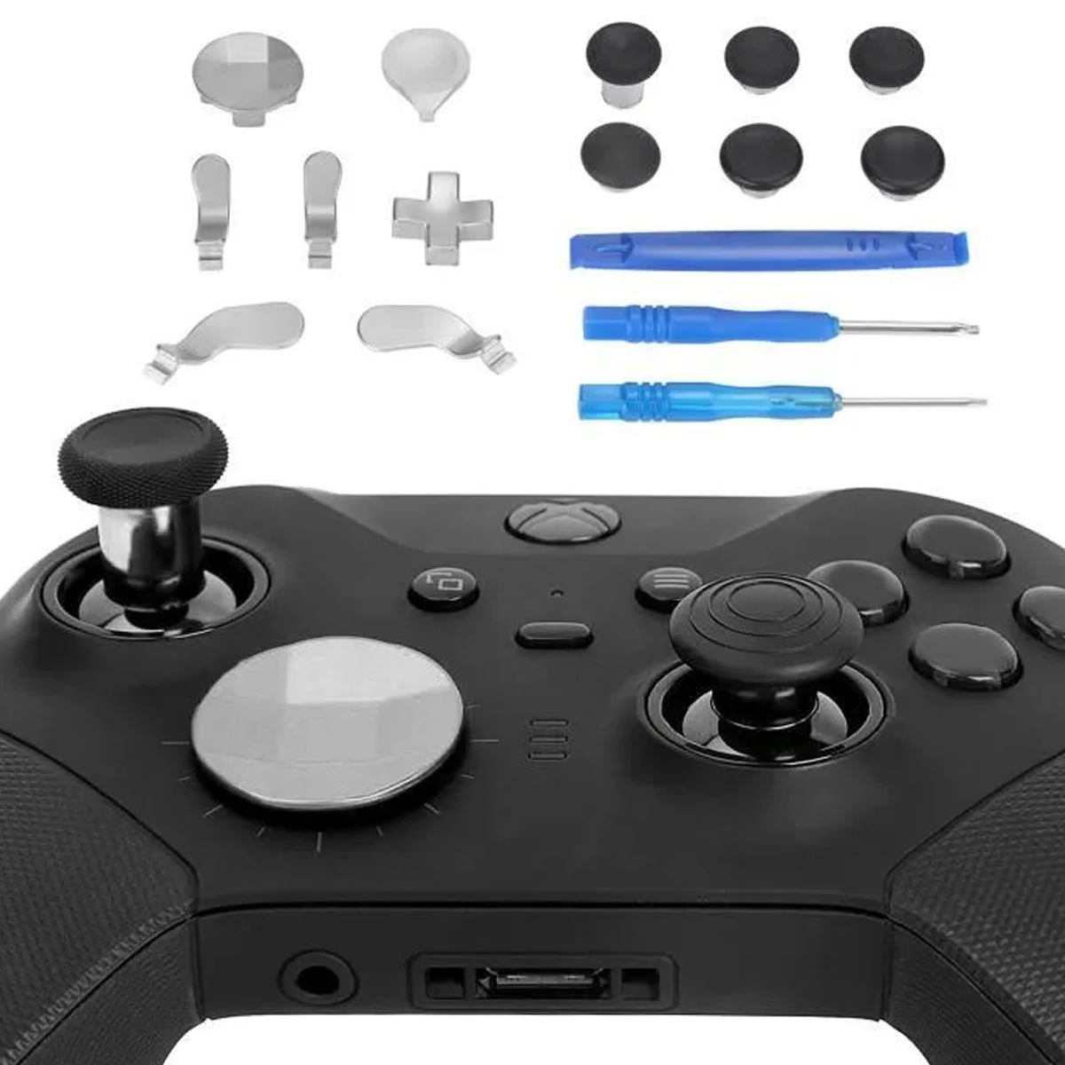 Ein schwarzer Controller mit silbernen und schwarzen Tasten, Joysticks und blauen Schraubenziehern darüber.