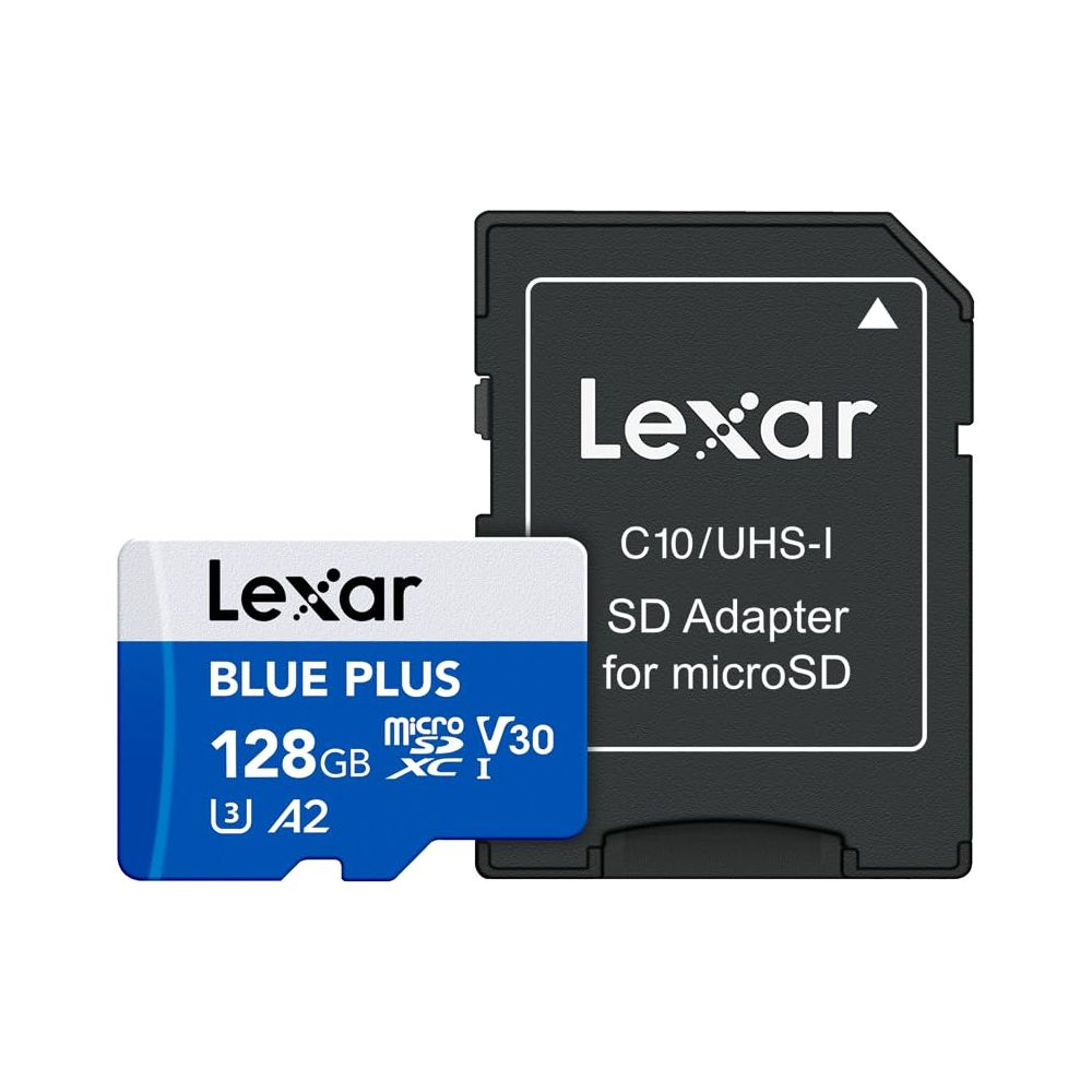 Eine Lexar 128GB microSD-Karte in Blau und Weiß mit SD-Adapter auf weißem Hintergrund.