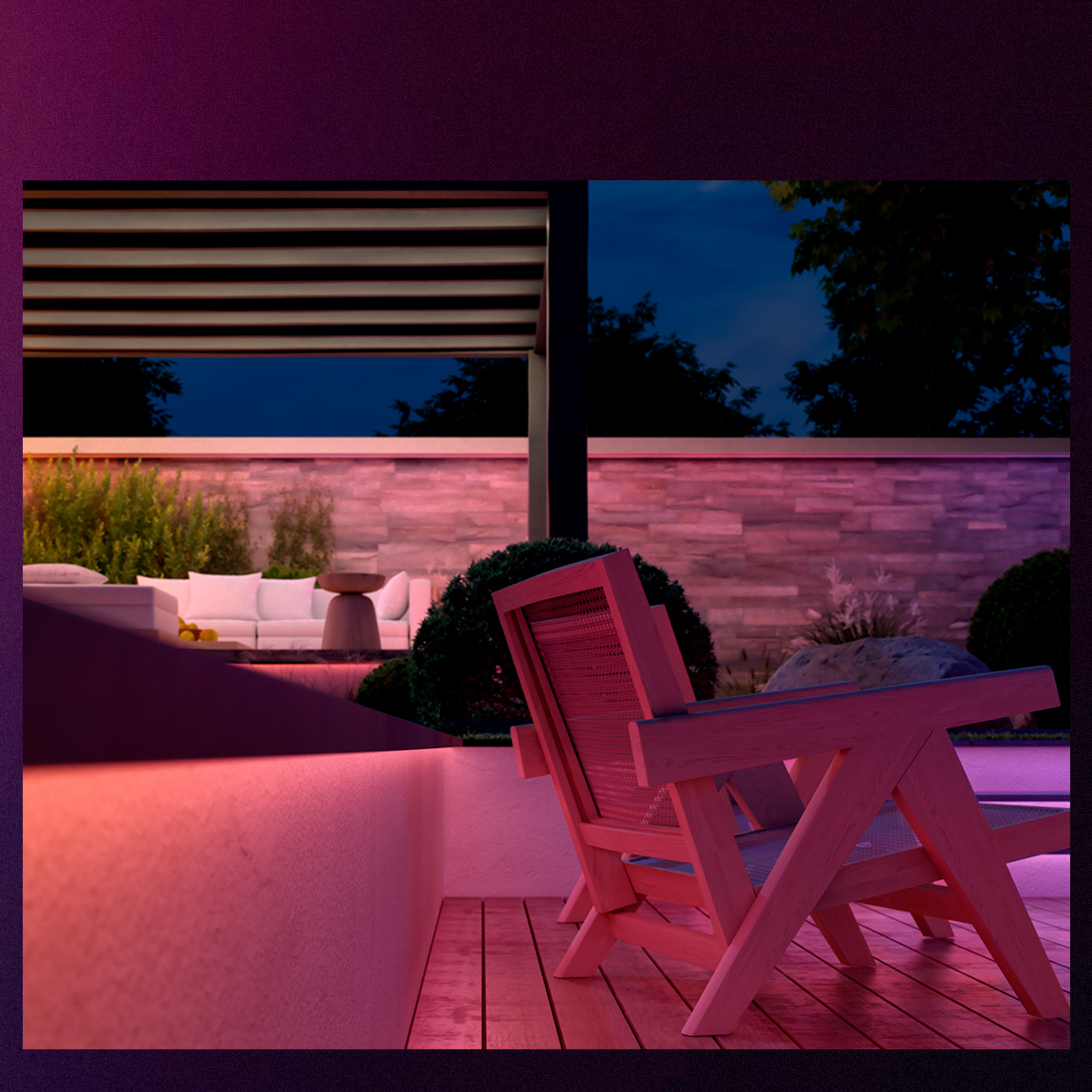 Una sedia da patio in legno si trova su una terrazza di notte, illuminata da luce rosa con divano e pergolato sullo sfondo.