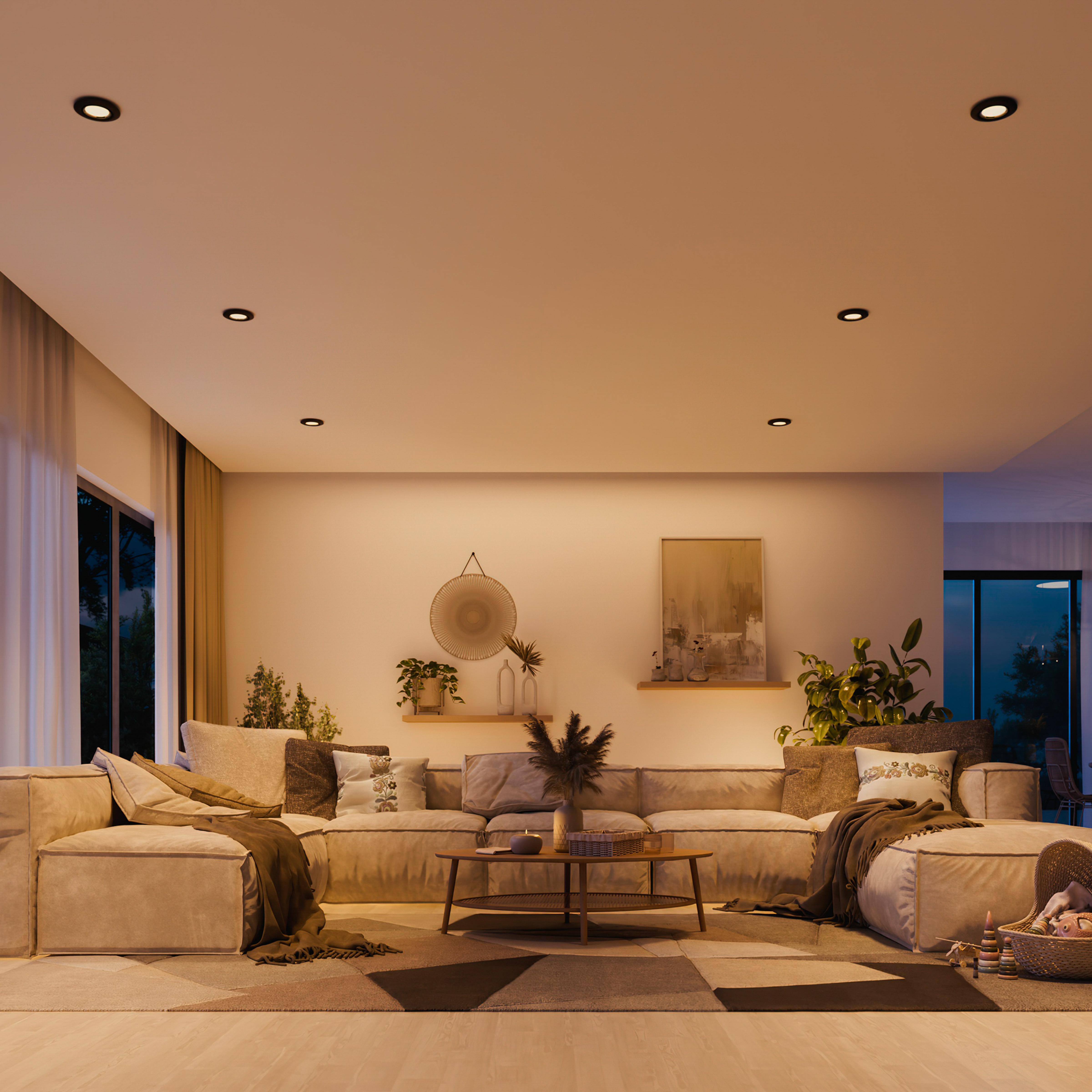 Accogliente soggiorno con divani beige, tavolino in legno, piante, calde luci incassate e vista notturna.