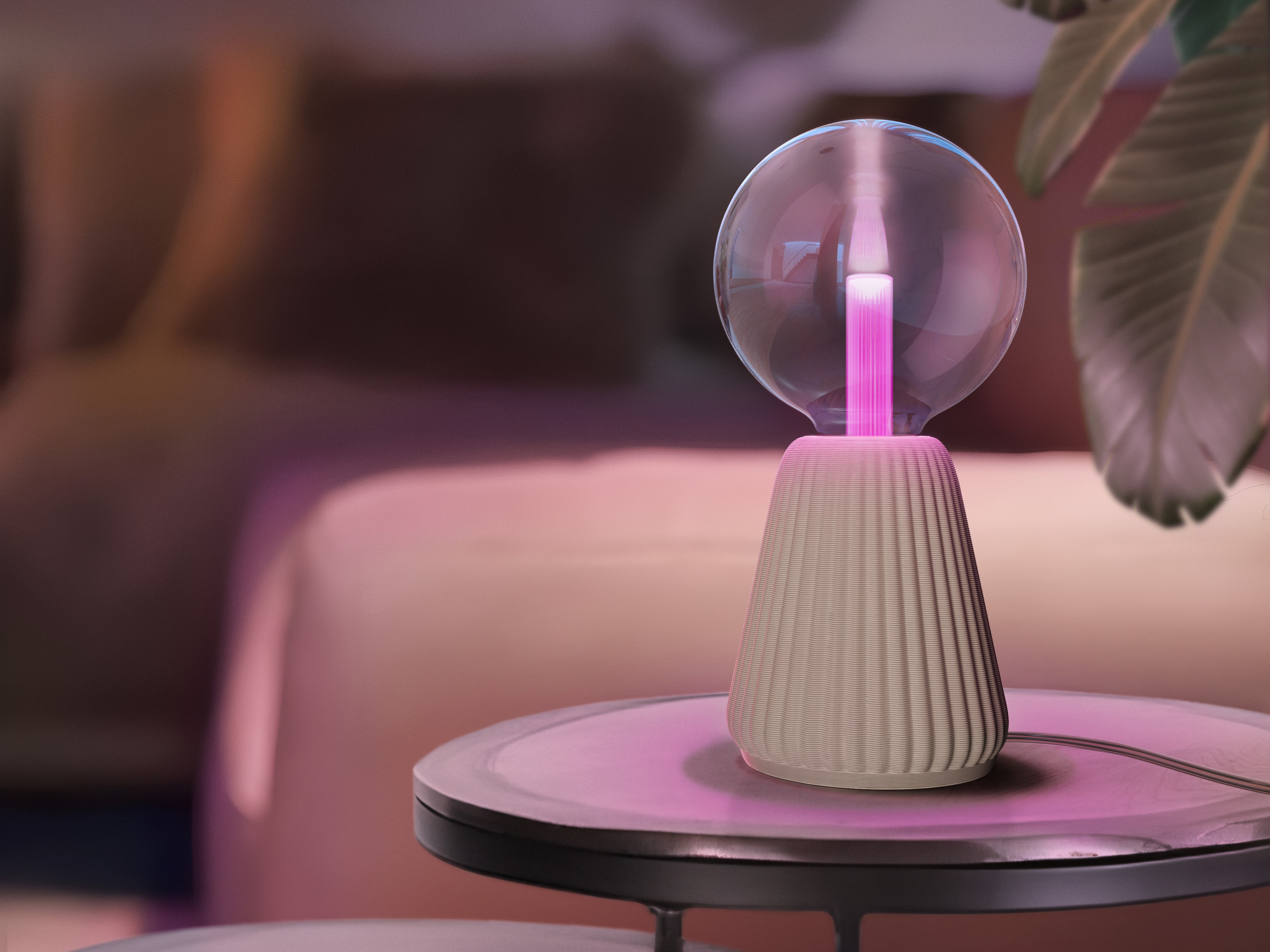 Una moderna lampada da tavolo con globo in vetro e luce viola su un tavolino.