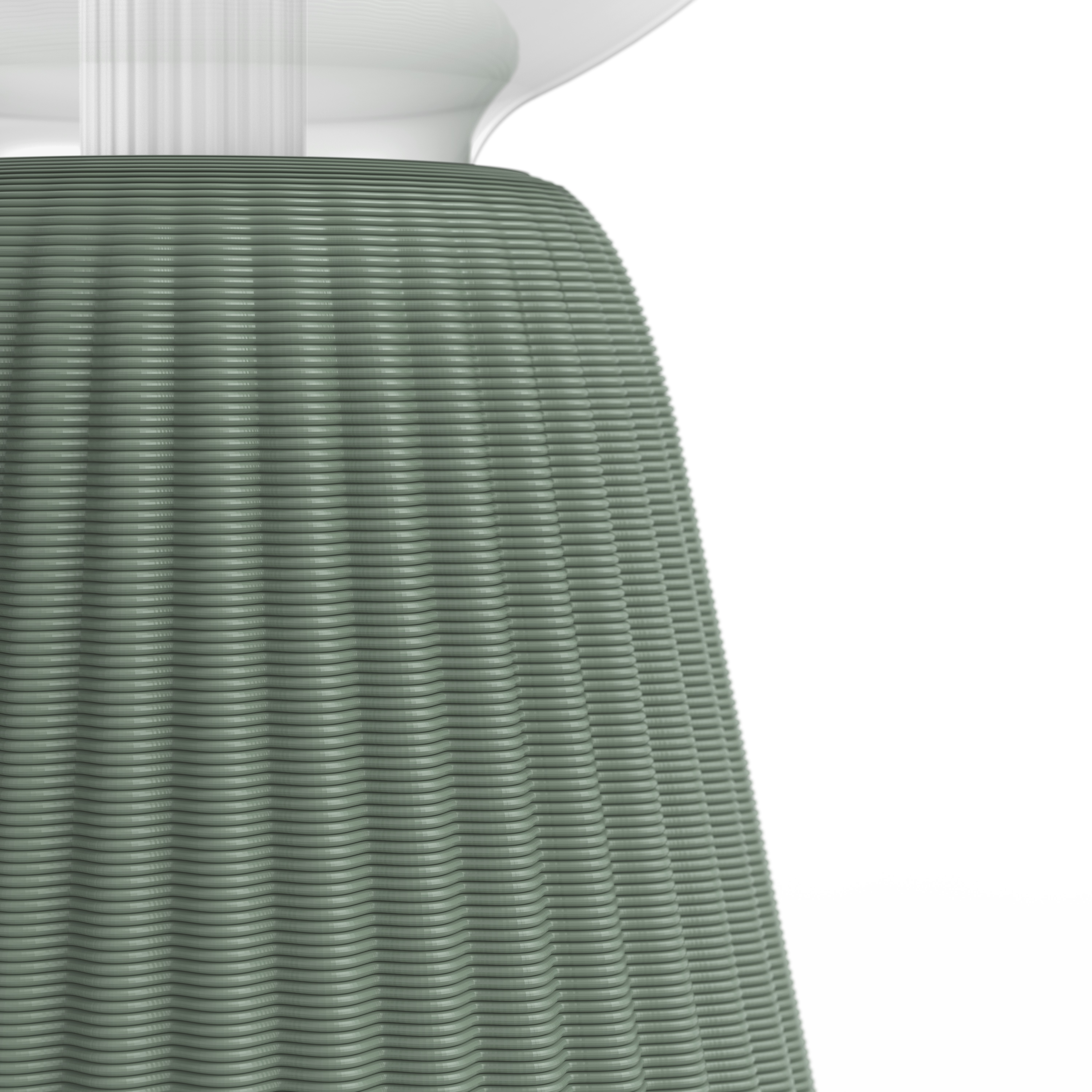 Base cilindrica scanalata verde di una lampada da tavolo su sfondo bianco.