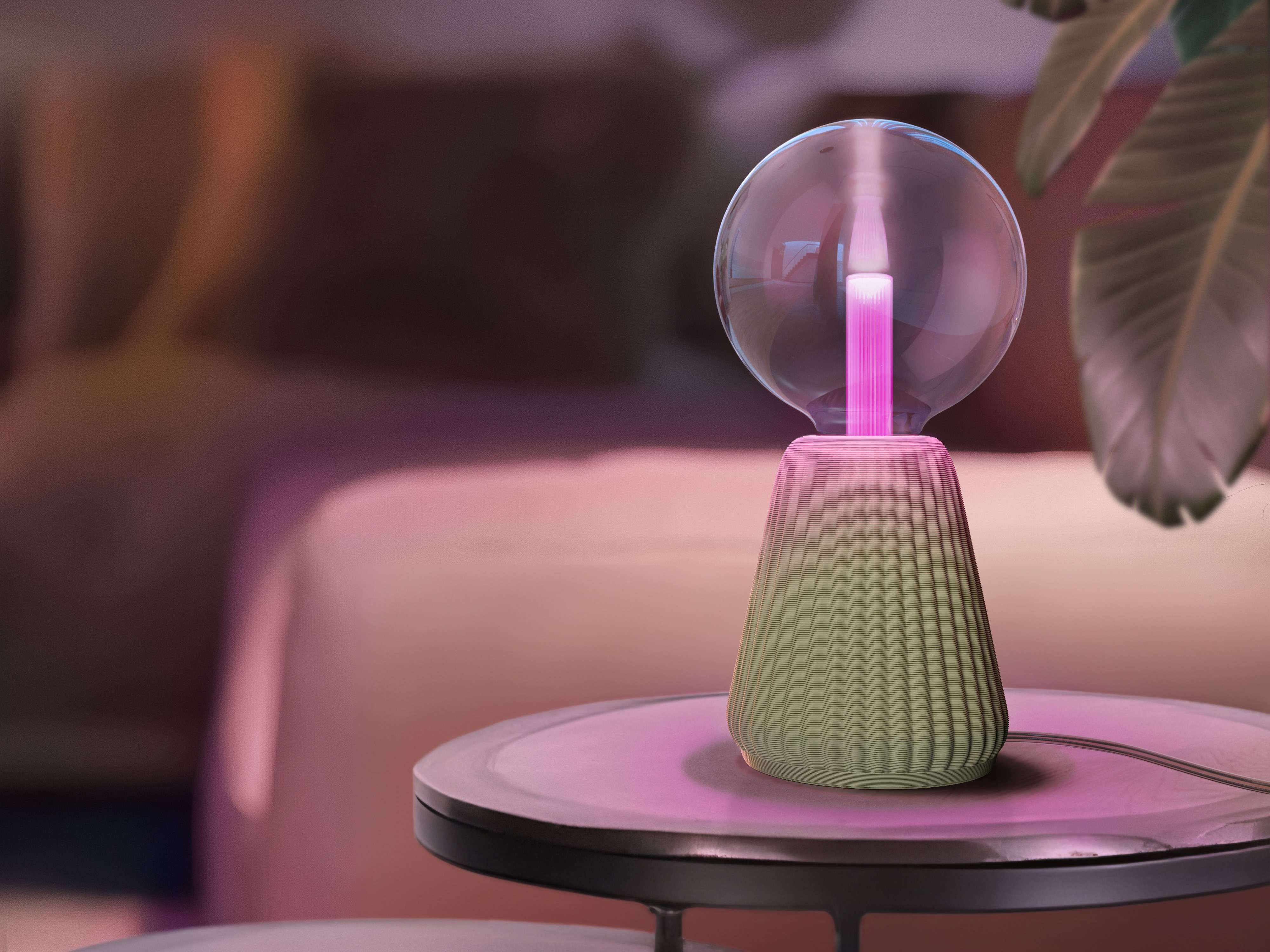 Una lampada moderna con luce rosa, globo di vetro e base verde scanalata su un piccolo tavolo.