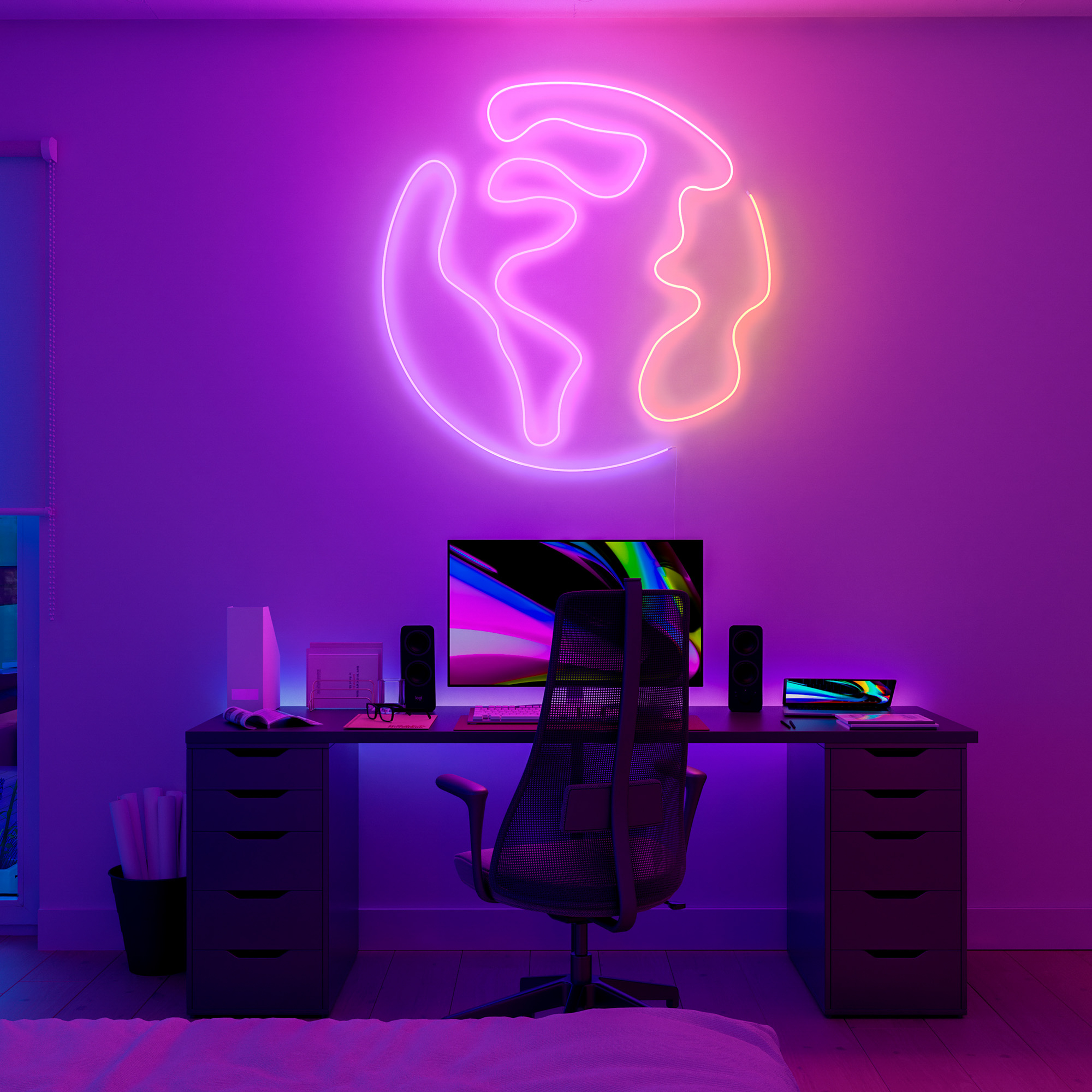 Una scrivania illuminata con monitor e sedia sotto una luce neon viola, con un'insegna luminosa sulla parete.