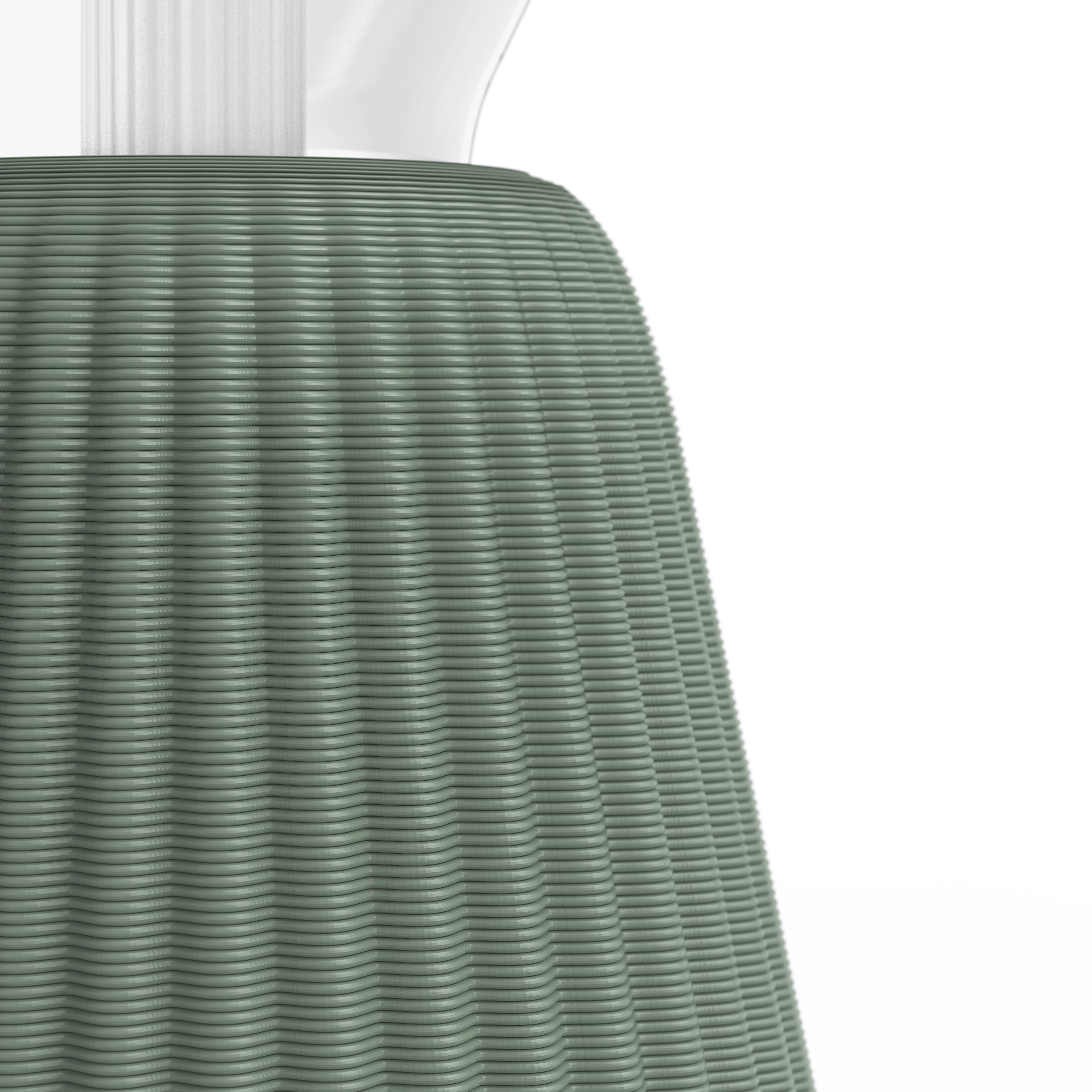 Primo piano di un vaso verde-grigio con trama a coste su sfondo bianco.