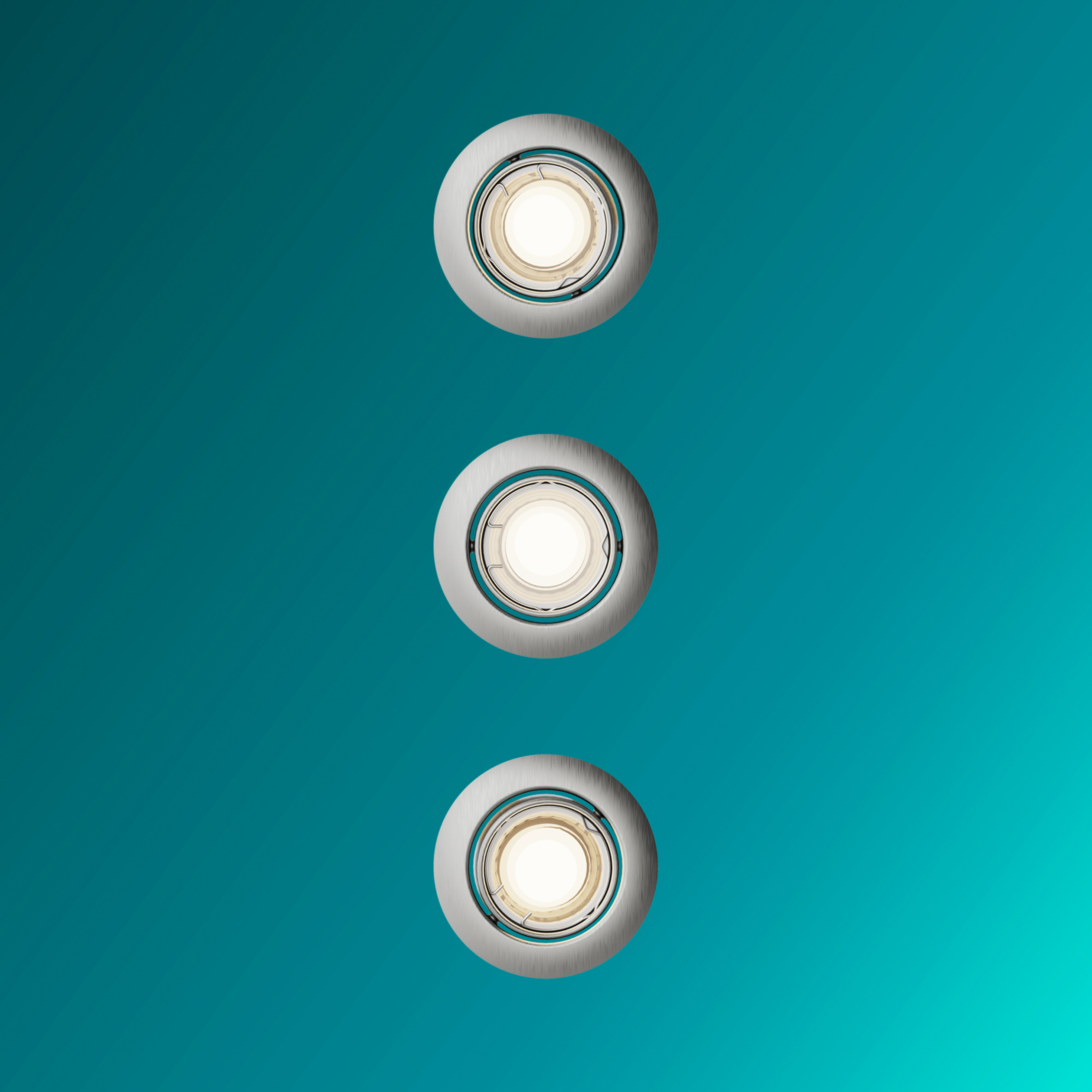Tre faretti da incasso rotondi argentati con luce calda sono disposti verticalmente su uno sfondo blu turchese.