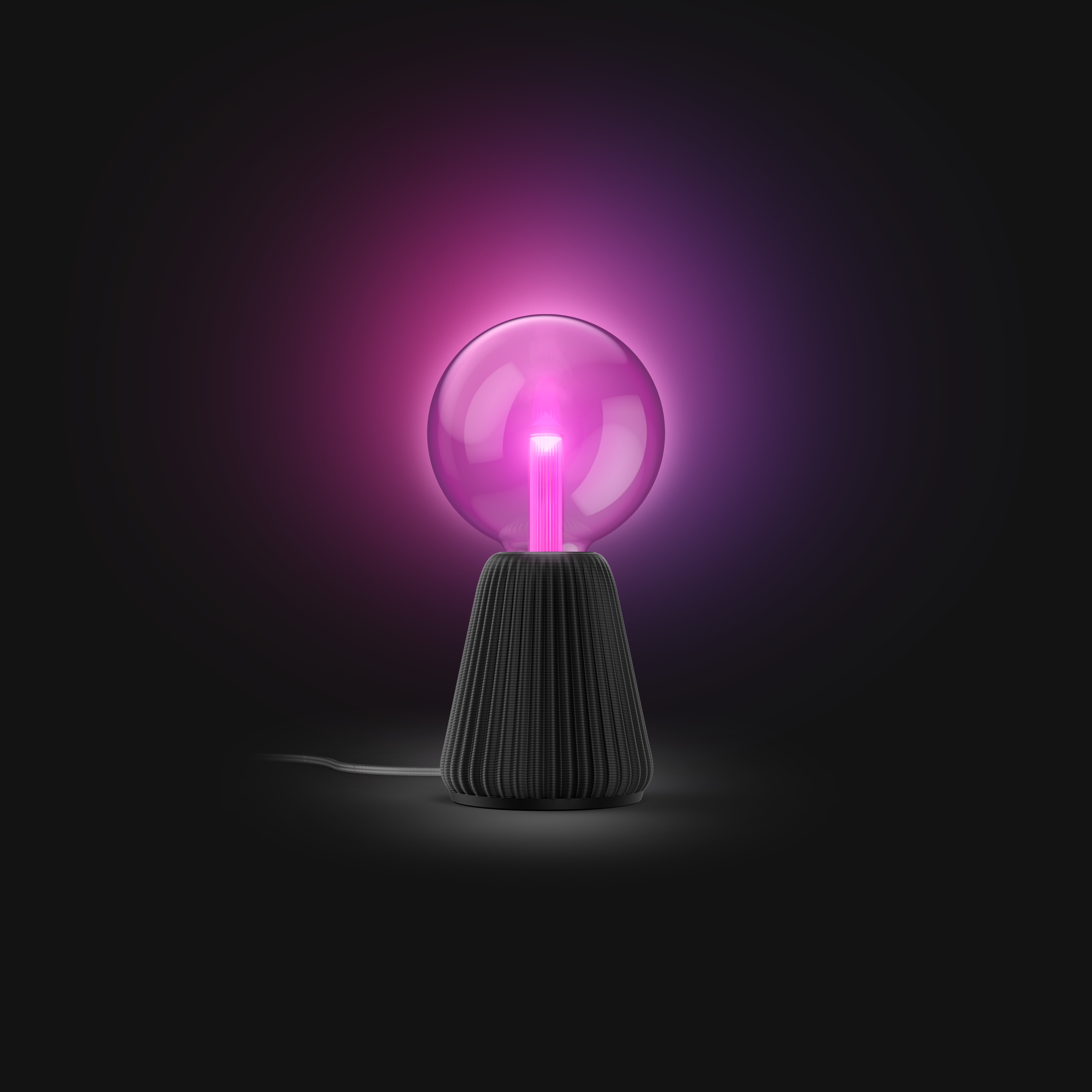 Un'elegante lampada da tavolo con base scanalata nera e globo di vetro viola luminoso su sfondo scuro.