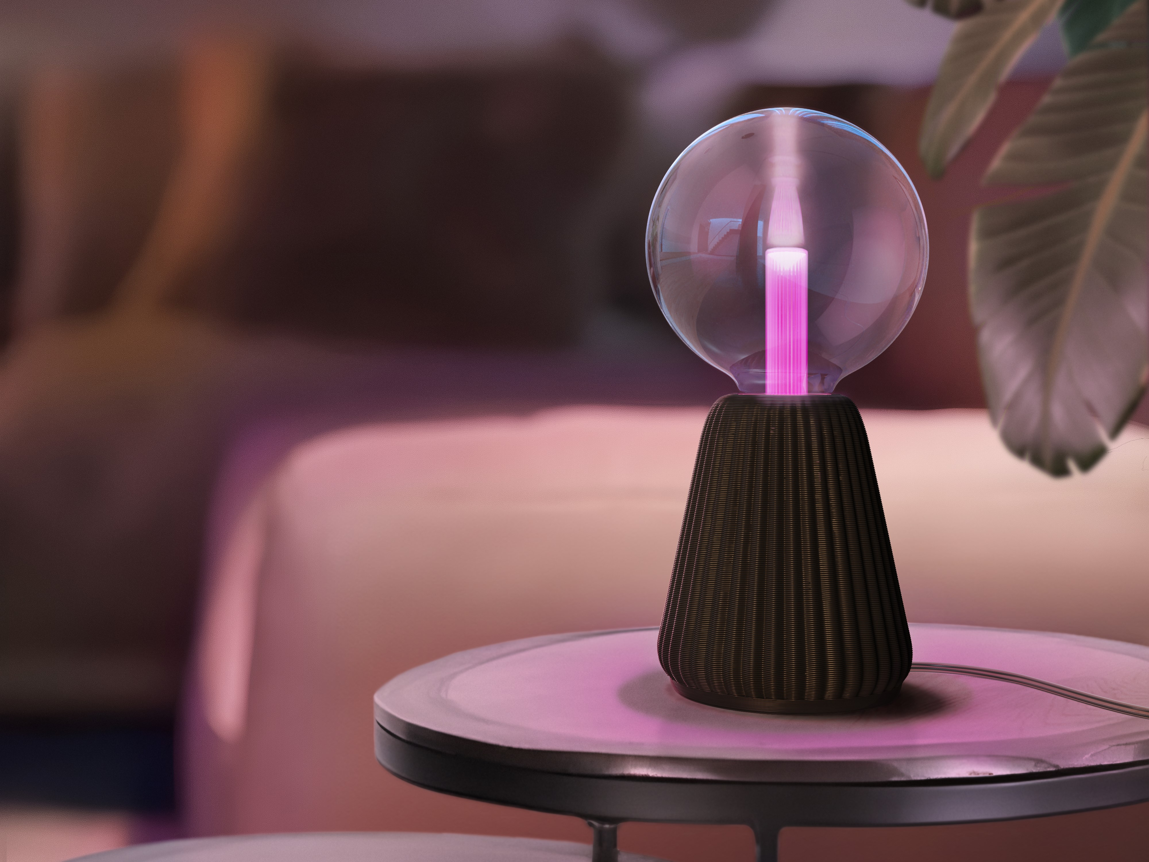Una moderna lampada da tavolo con sfera di vetro e luce rosa su un tavolo in una stanza.