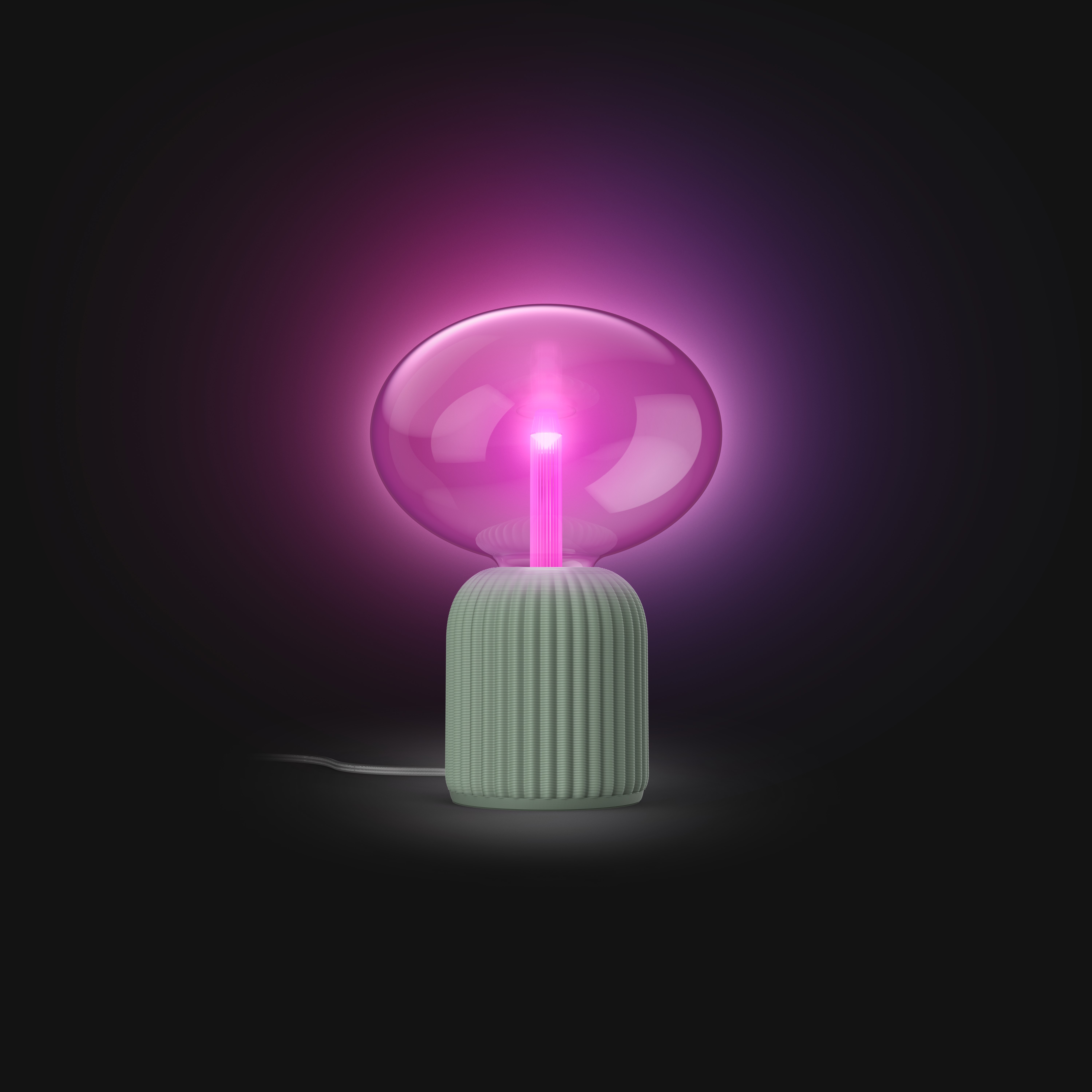 Lampada futurista con base verde scanalata e paralume in vetro rosa luminoso su sfondo scuro.