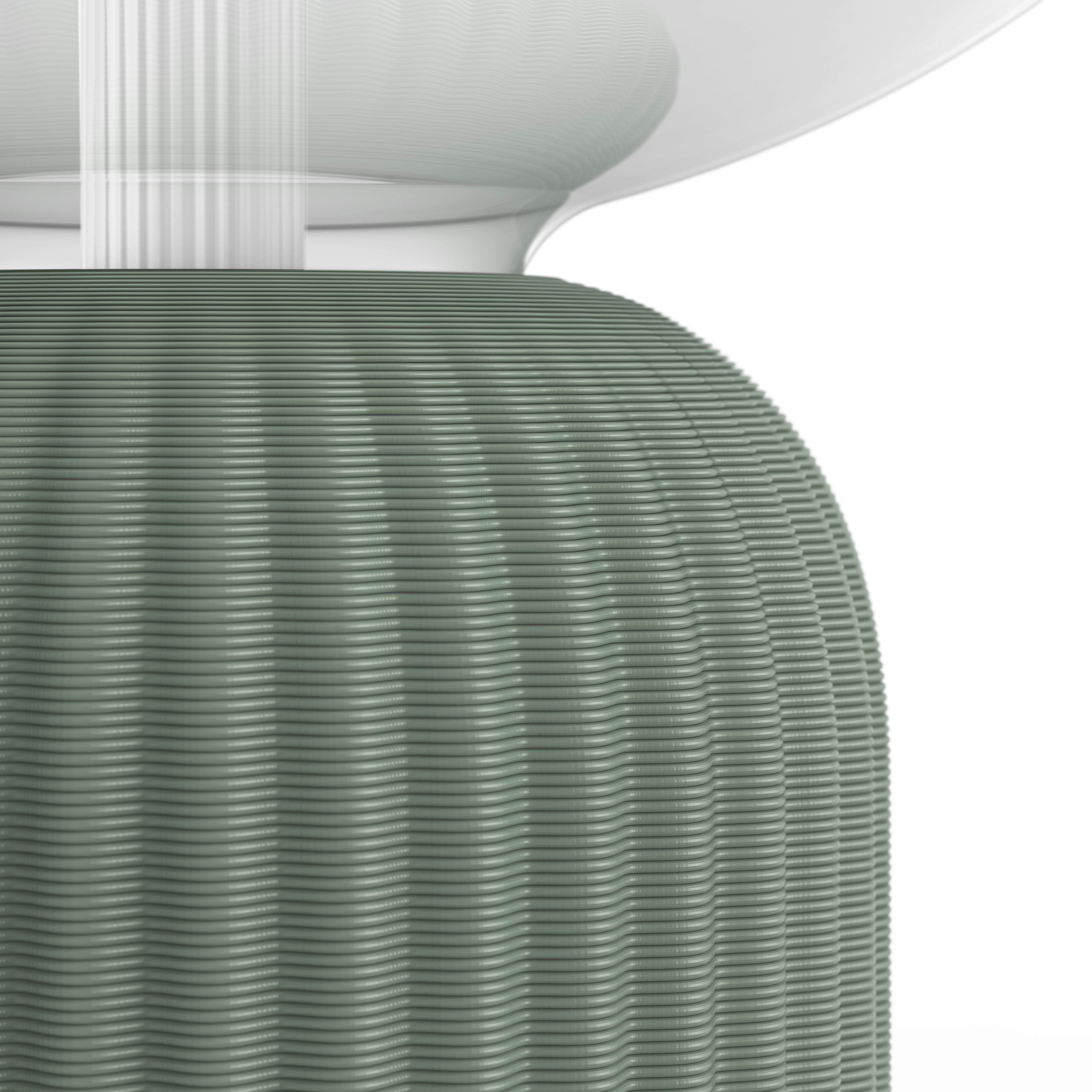 Primo piano di una base per lampada verde stampata in 3D con coste orizzontali e paralume bianco.