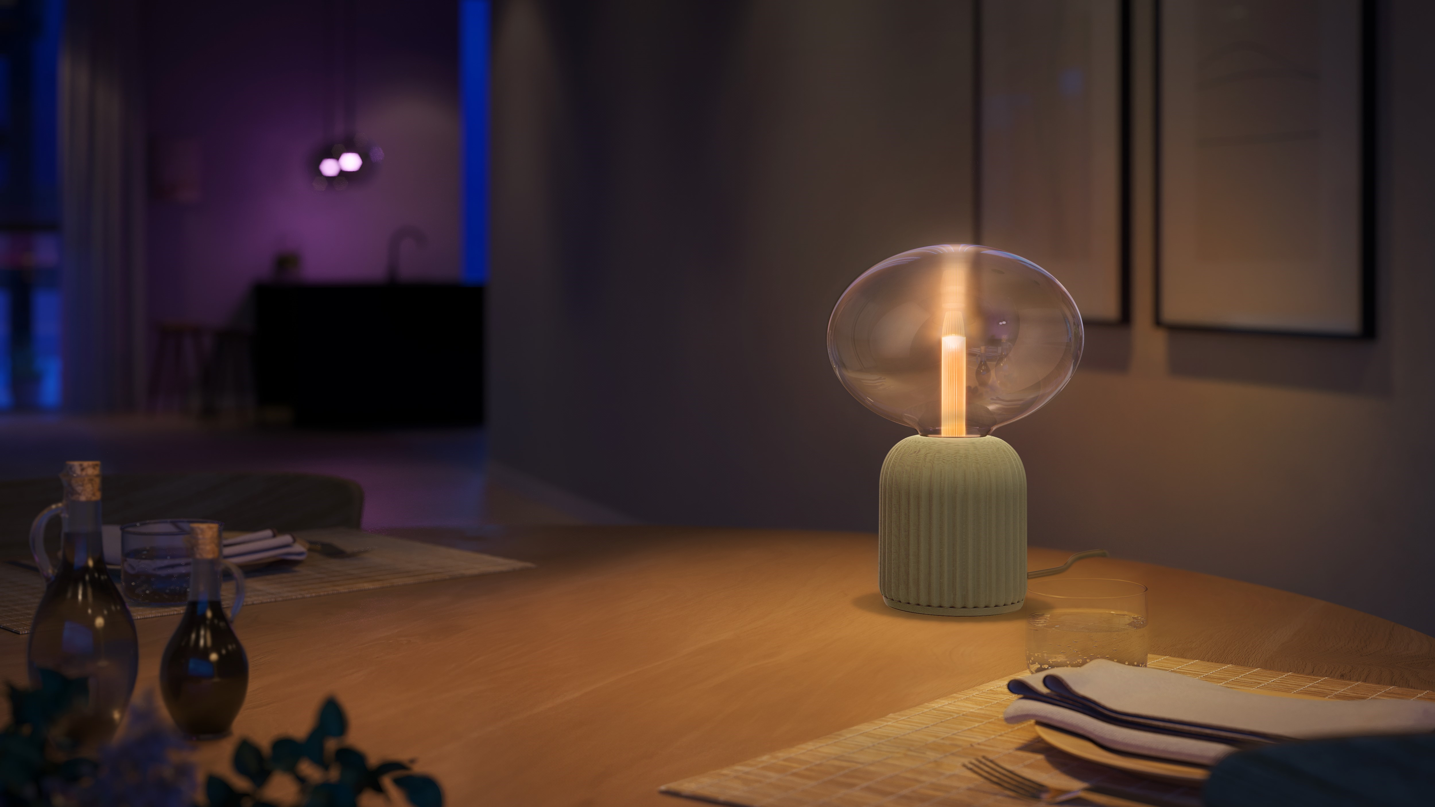 Una moderna lampada da tavolo in vetro con filamento luminoso su un tavolo di legno.