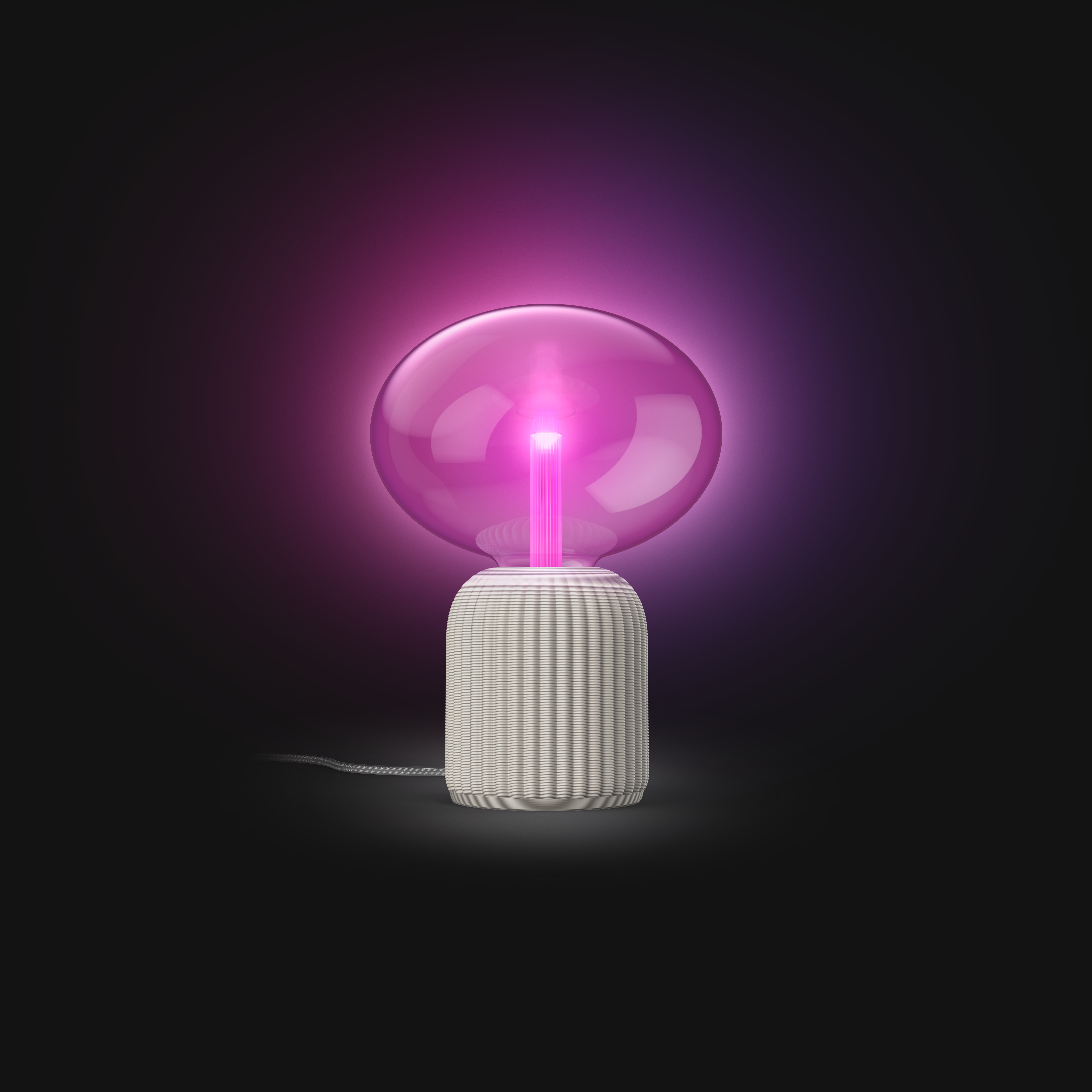 Lampada da tavolo moderna con base bianca scanalata e globo in vetro rosa che emette luce viola.