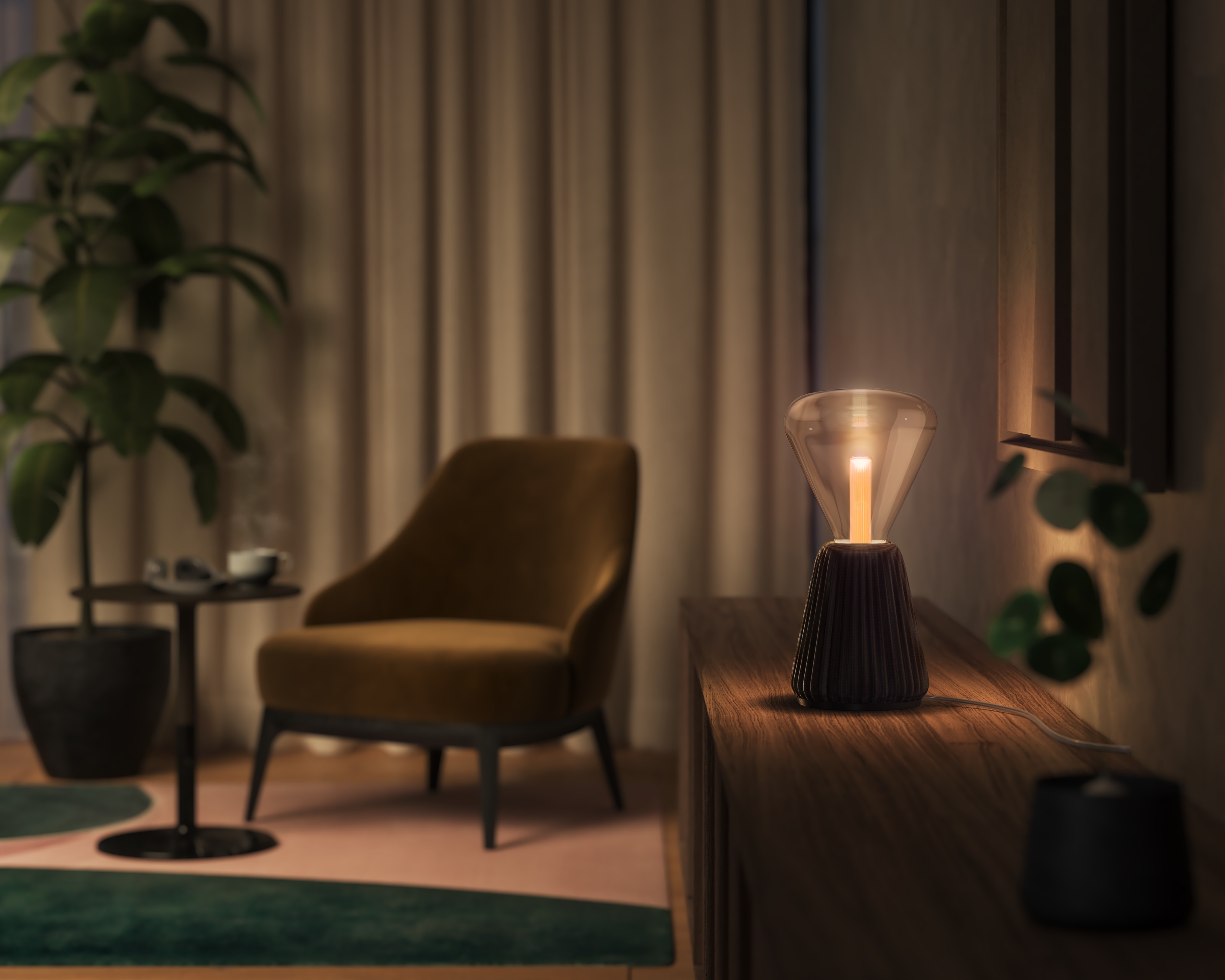 Una lampada da tavolo illuminata è posizionata su un mobile in legno in un accogliente soggiorno con poltrone e piante.