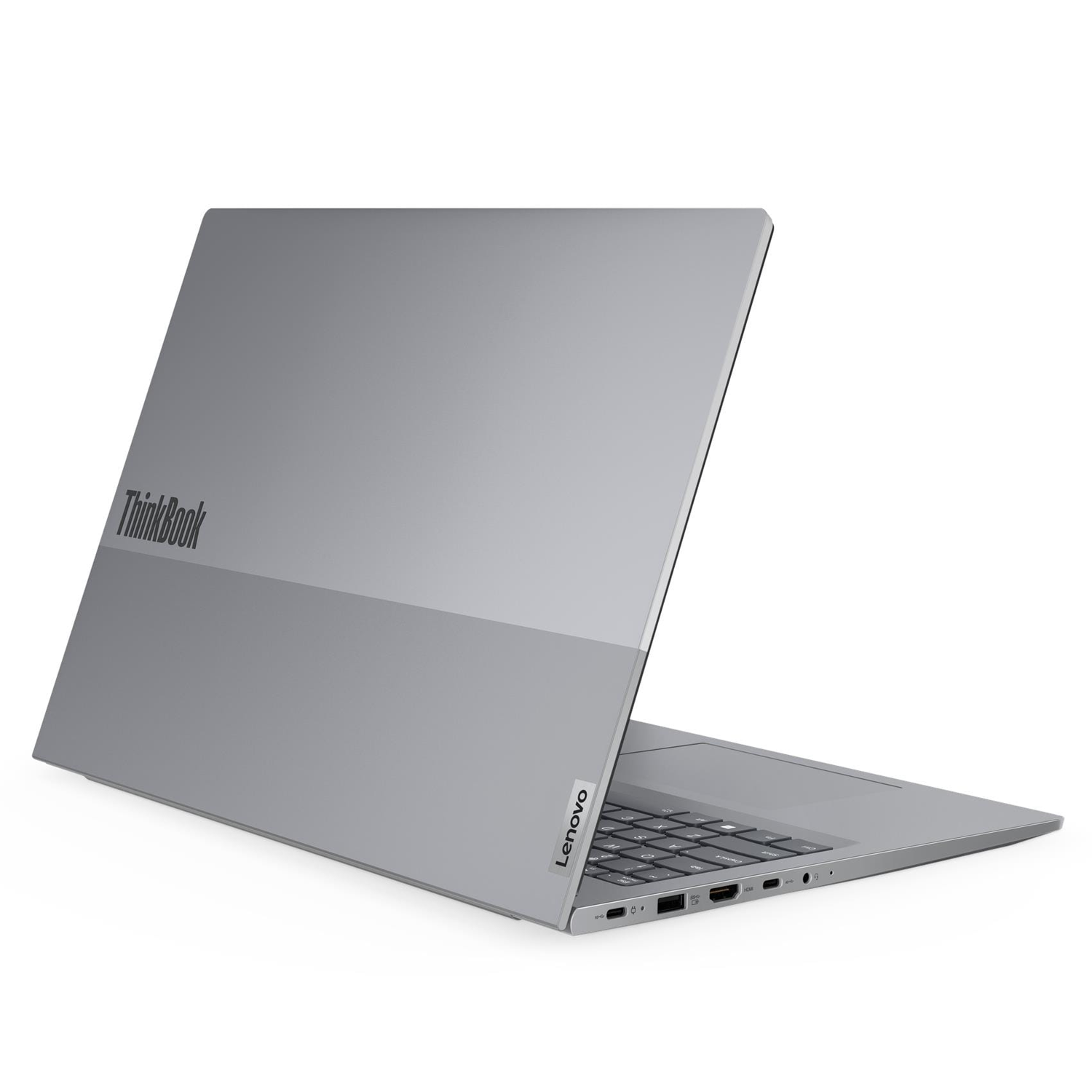 Gümüş renkli Lenovo ThinkBook dizüstü bilgisayar, beyaz arka planda çift tonlu kapağı ve yan bağlantı noktalarıyla açılı duruyor.