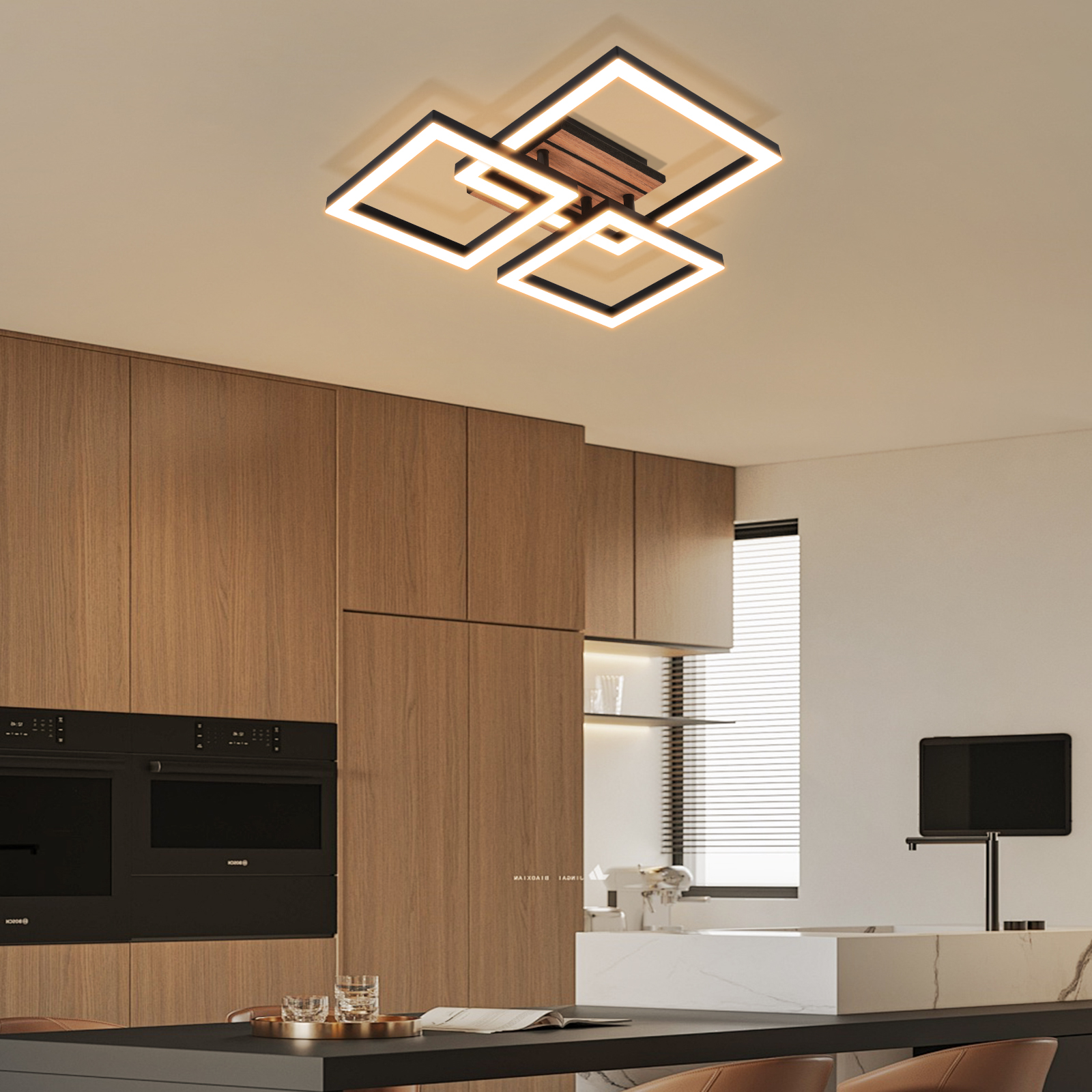Moderne Deckenleuchte mit quadratischen Rahmen aus Holz und Metall in einer Küche mit Schränken.