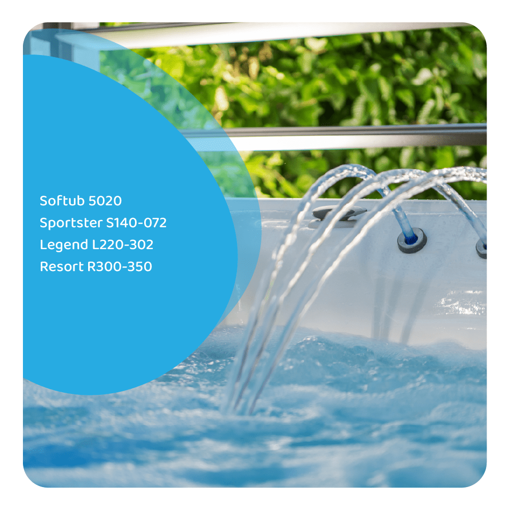 Wasserstrahlen sprudeln aus einer weißen Whirlpool-Düse mit grünem Hintergrund.
