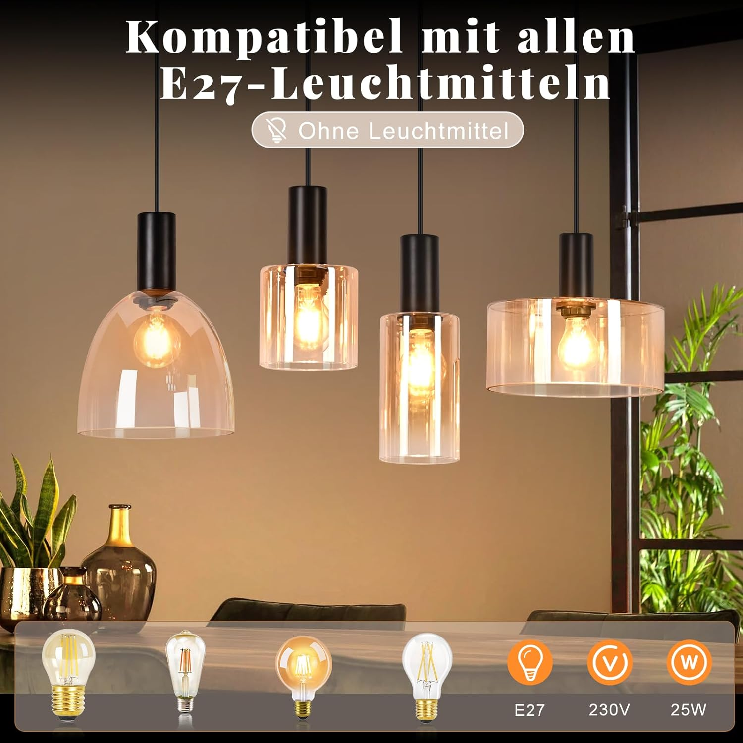 Vier Hängelampen mit schwarzen Fassungen und getönten Glasschirmen über einem Esstisch mit Pflanzen.