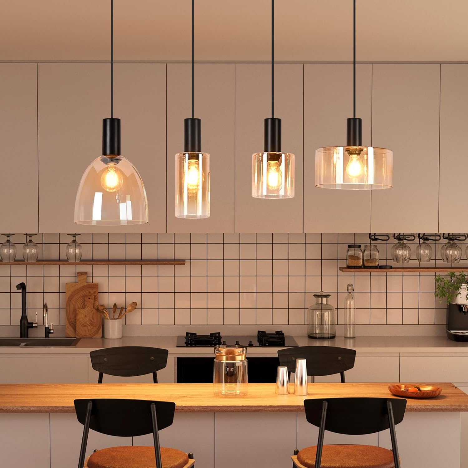 Vier moderne Hängelampen mit Glasschirmen über einer Holzküche mit Stühlen.