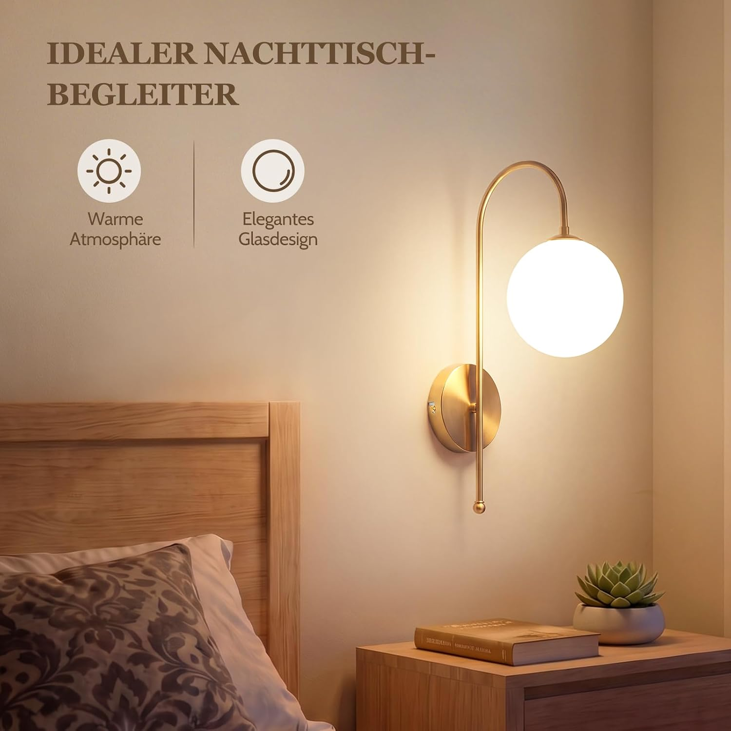 Eine Messingwandleuchte mit weißer Glaskugel beleuchtet einen Nachttisch mit Buch und Pflanze.