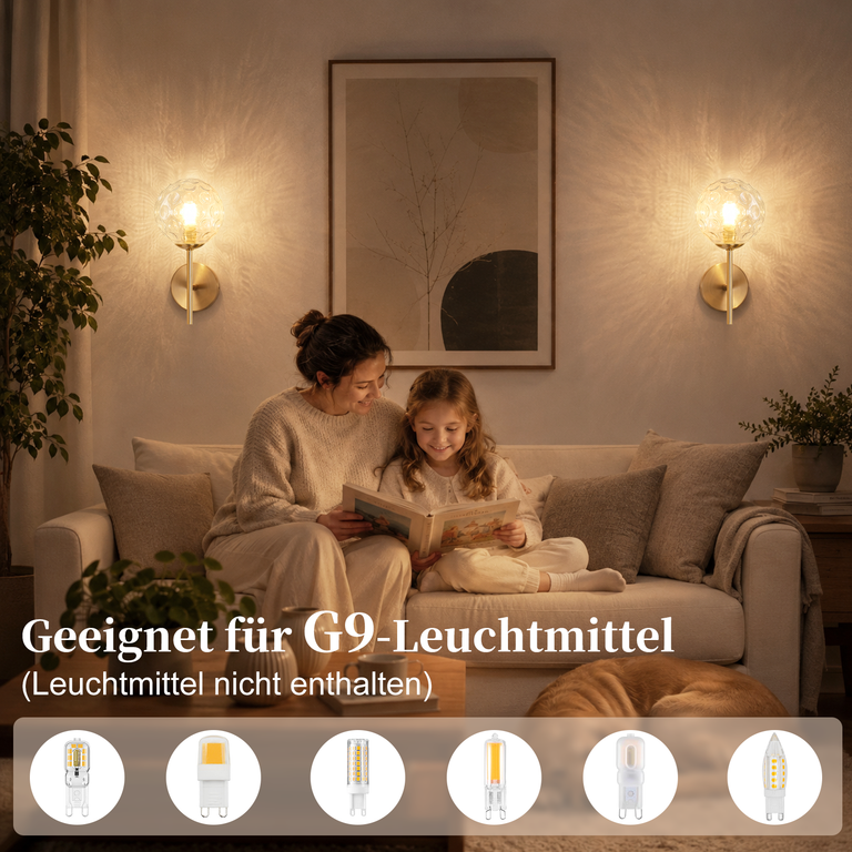 Mutter und Kind lesen auf einem Sofa unter Wandleuchten in einem warmen Wohnzimmer.