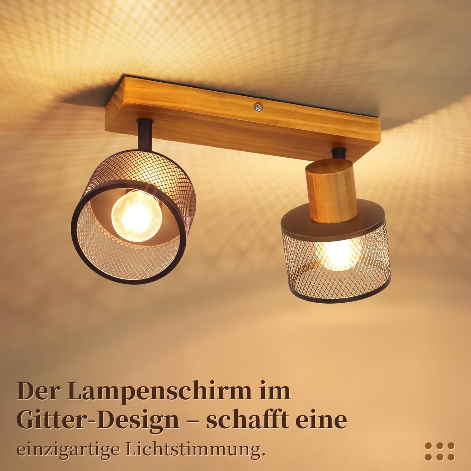 Eine Deckenlampe aus Holz mit zwei verstellbaren Gitter-Spots, die ein warmes Licht und gemusterte Schatten werfen.