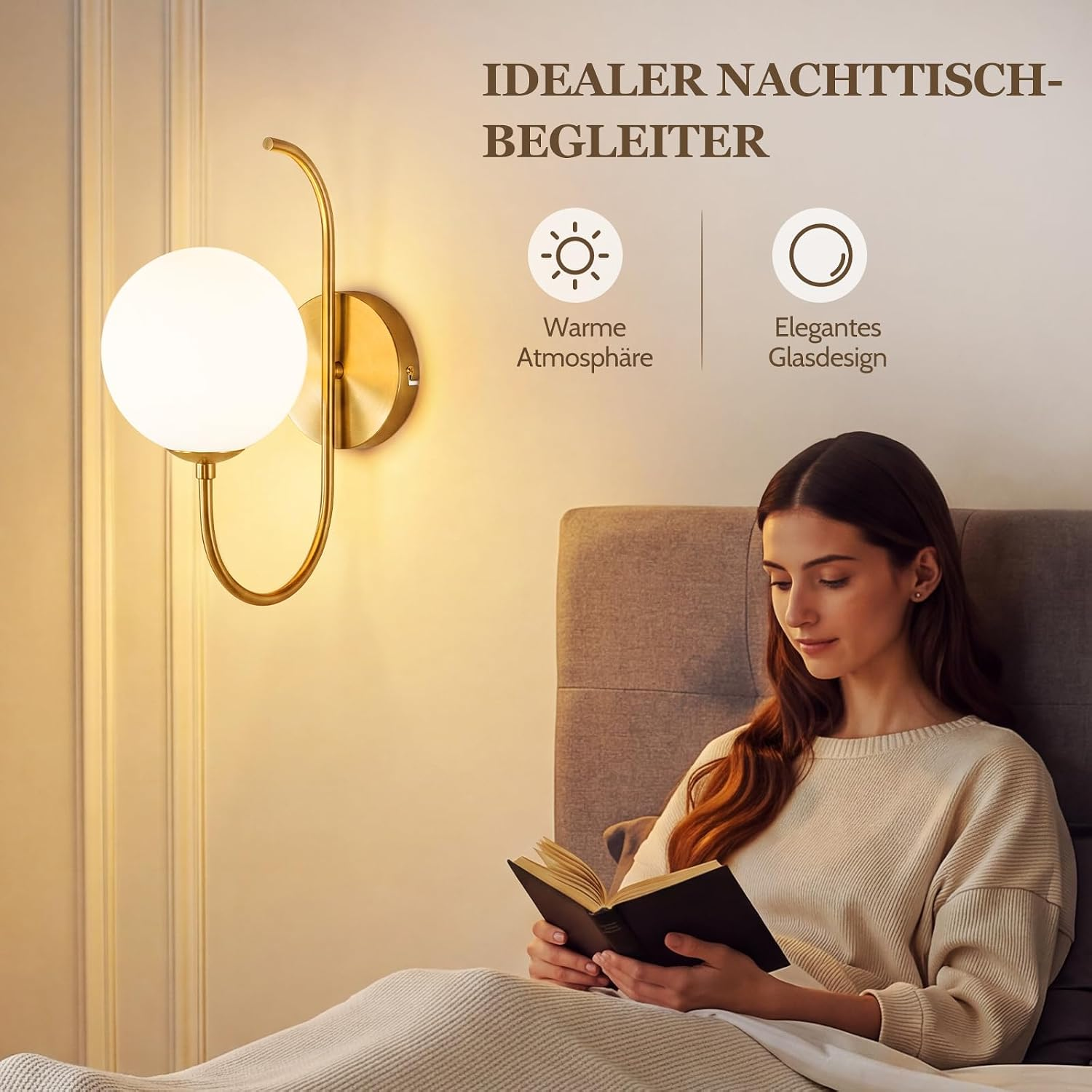 Frau liest im Bett neben einer goldenen Wandlampe mit weißer Glaskugel.