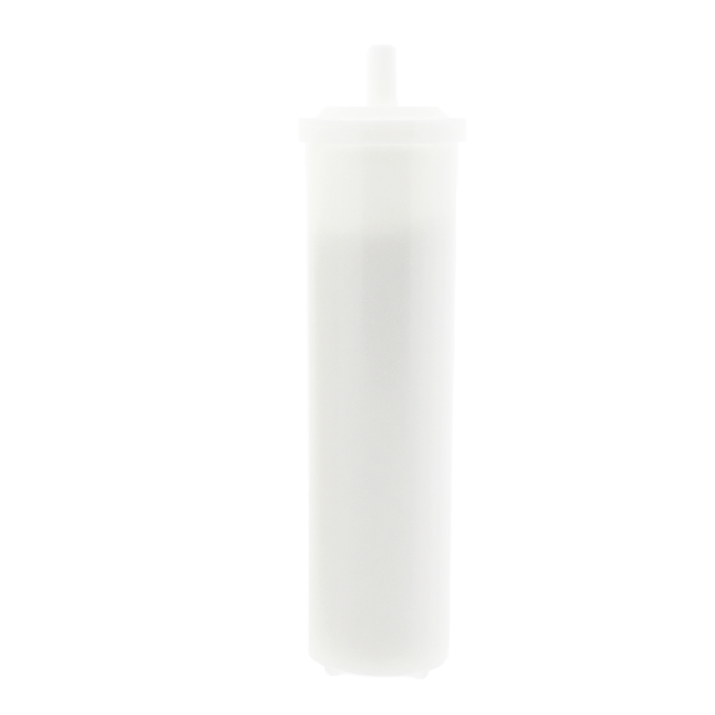 Eine zylindrische weiße Wasserfilterpatrone auf einem weißen Hintergrund.