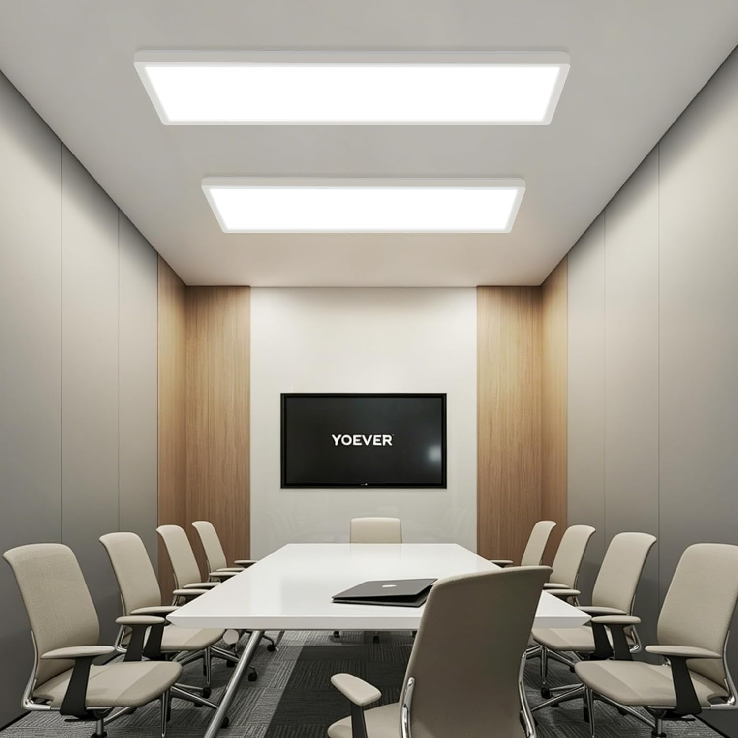 Moderner Konferenzraum mit weißem Tisch, beigen Stühlen, Bildschirm an der Holzwand und zwei rechteckigen Deckenleuchten.