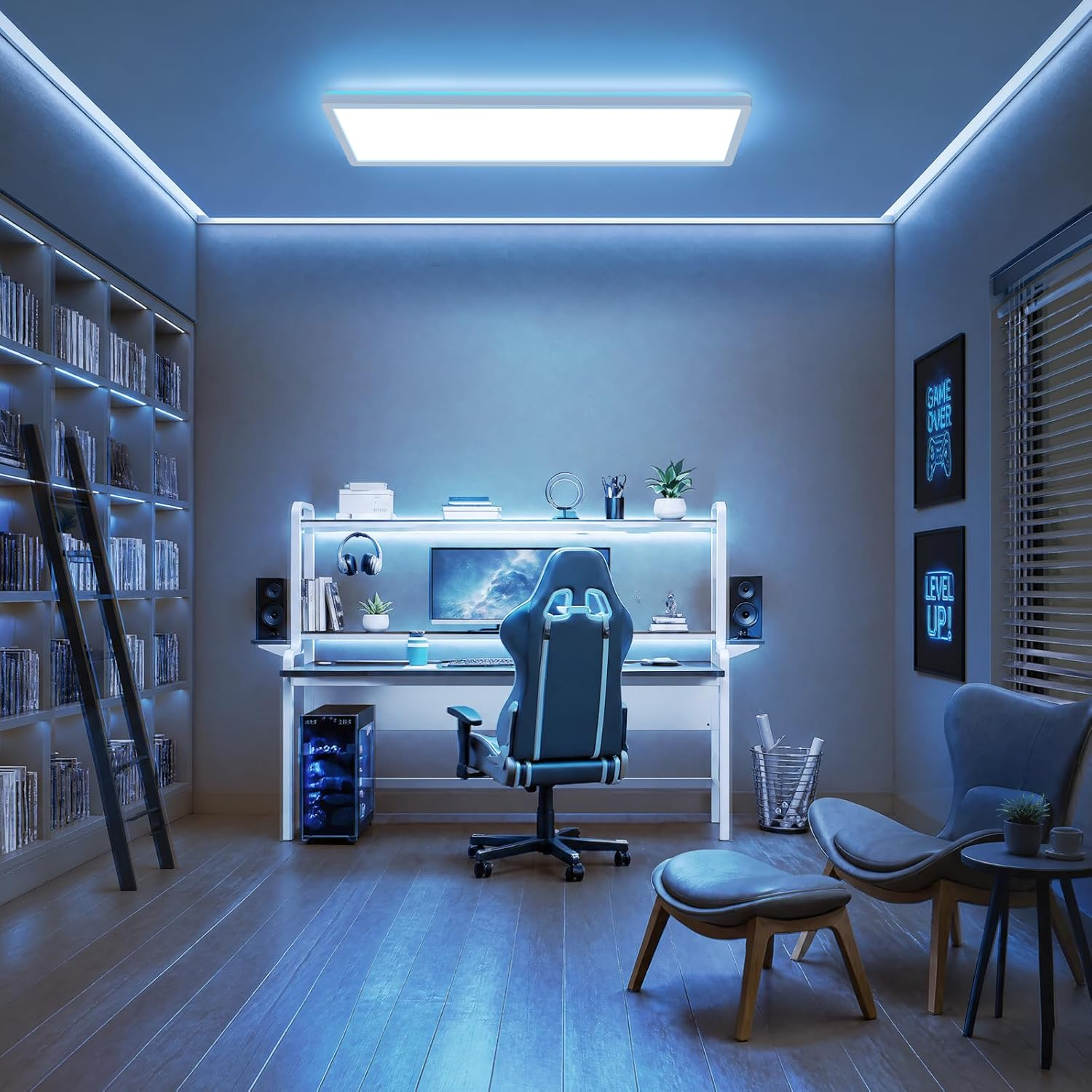 Blau beleuchtetes Gaming-Zimmer mit Schreibtisch, ergonomischem Stuhl, großen Bücherregalen und einem Sessel.