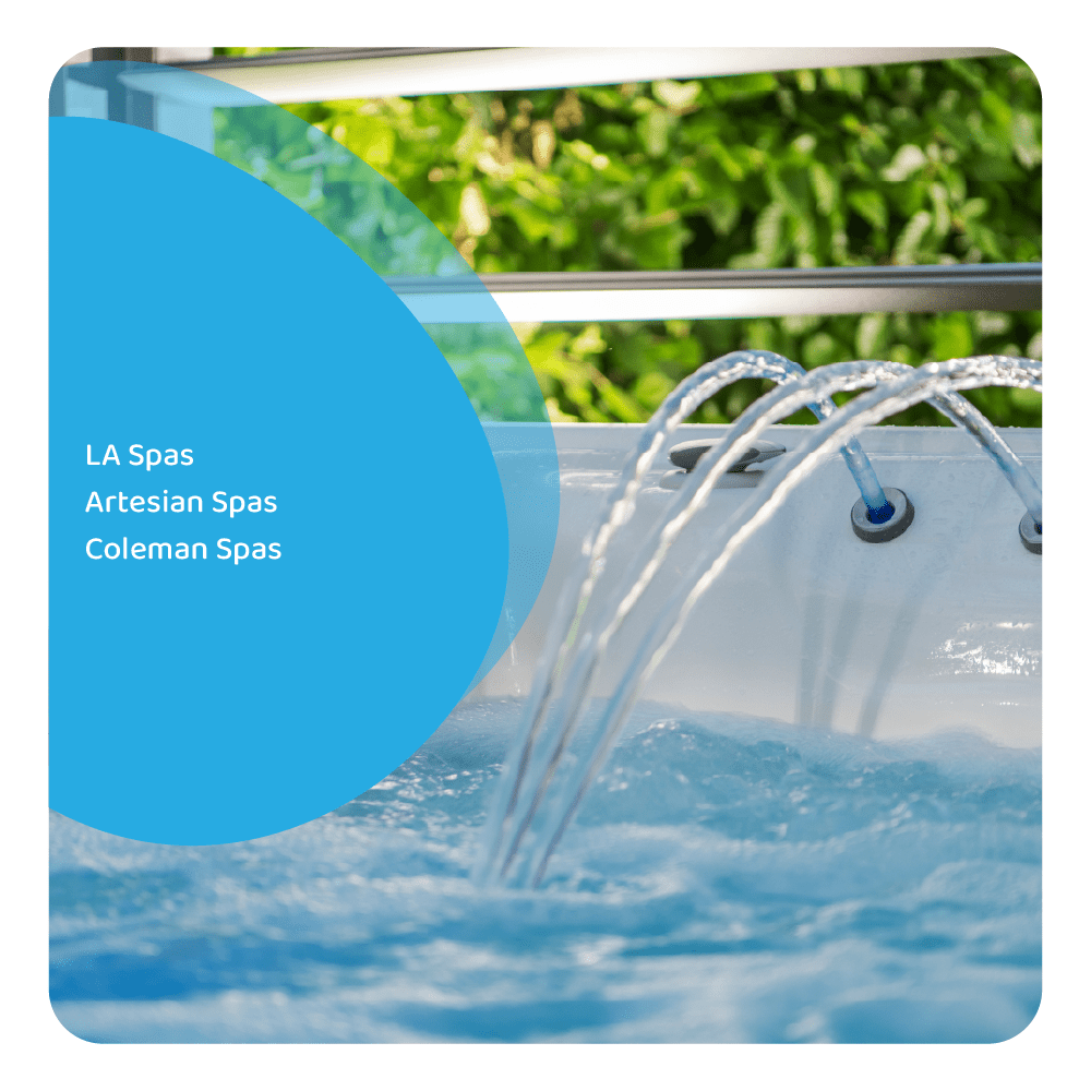 Whirlpool mit sprudelndem Wasser und Wasserdüsen, im Hintergrund grüne Blätter.