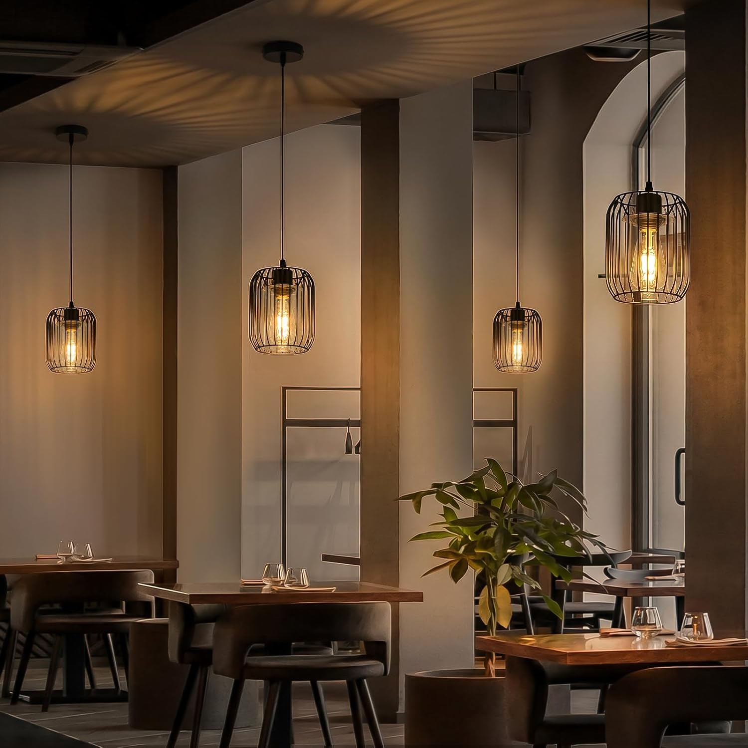 Moderne Pendelleuchten mit schwarzem Gitter hängen über Holztischen in einem Restaurant.