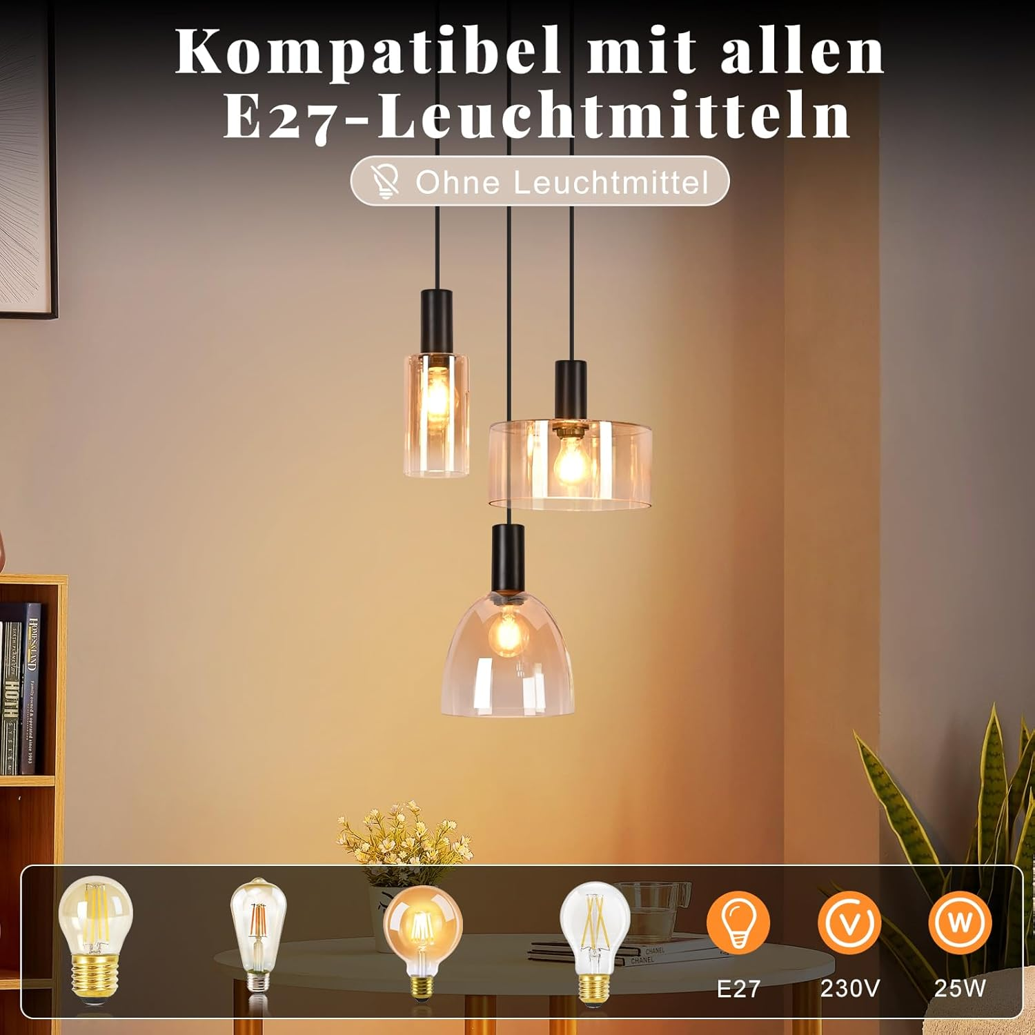 Eine dreifarbige Hängelampe mit verschiedenen Glasschirmen über einem Tisch mit Dekoration.