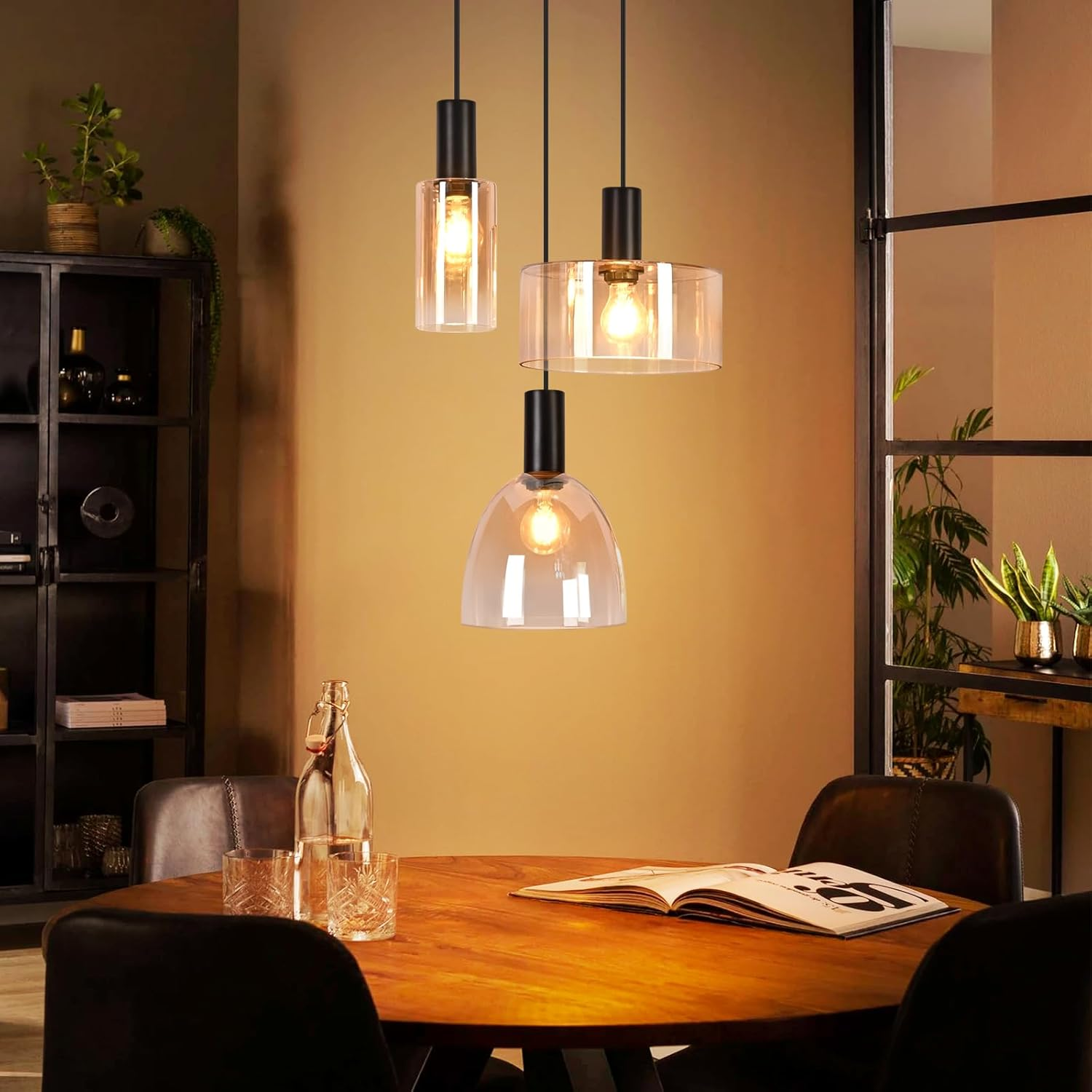 Drei hängende Lampen über einem runden Holztisch in einem modernen Esszimmer.