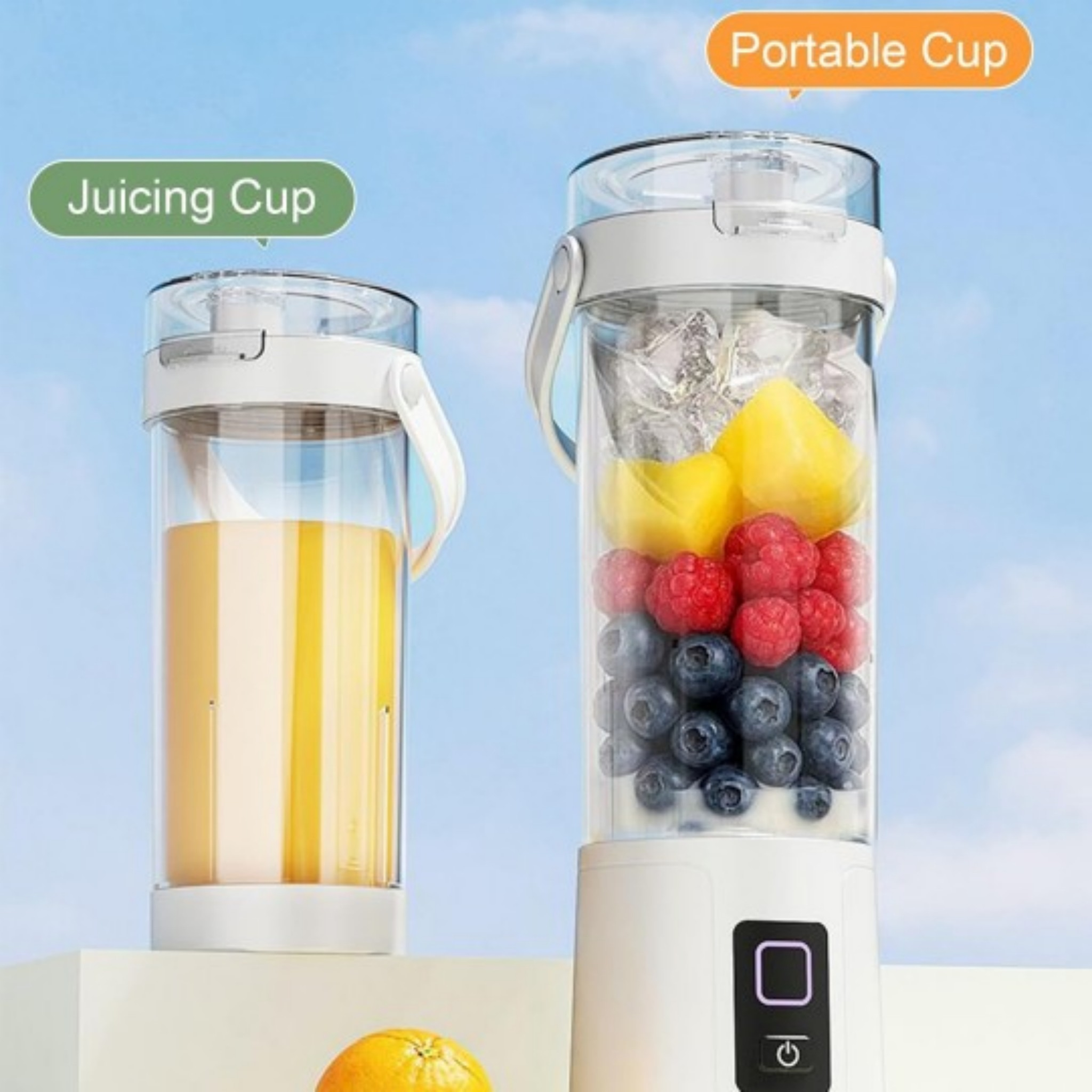 Zwei tragbare Mixerbecher mit Fruchtsaft, Eis und Beeren vor blauem Himmel.