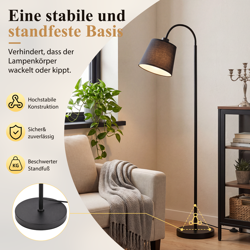 Schwarze Bogenlampe neben hellem Sessel mit Decke im Wohnzimmer.