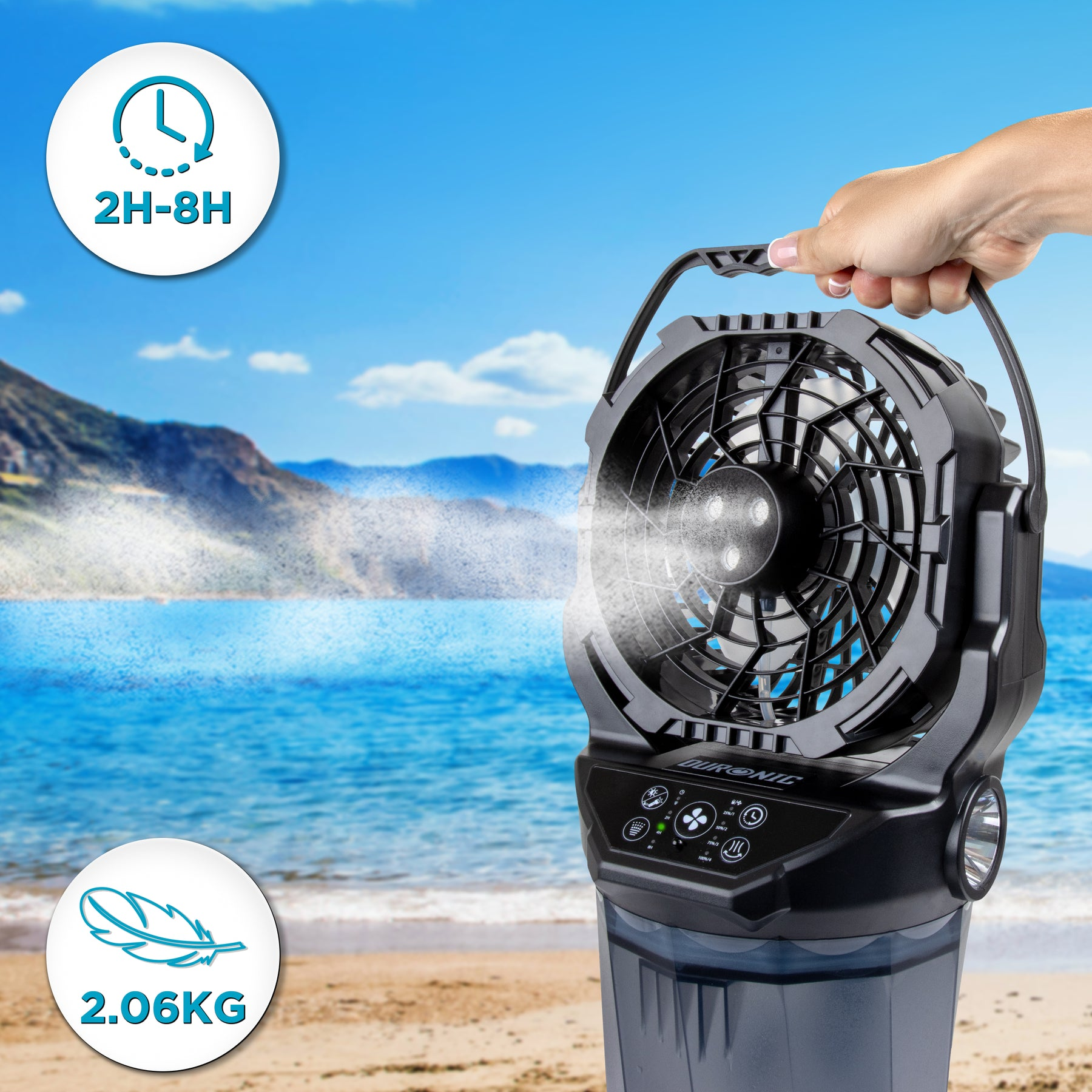 Hand hält einen schwarzen tragbaren Sprühventilator vor einer Meereskulisse.
