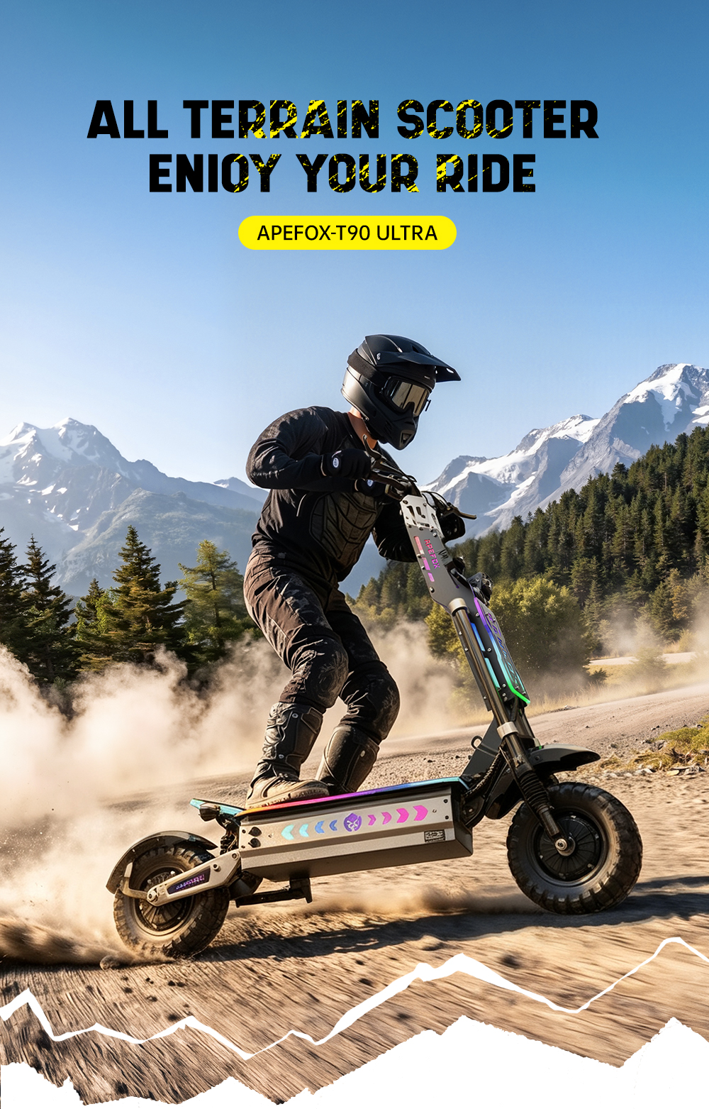Un pilota con casco guida un monopattino elettrico su una strada sterrata con montagne.