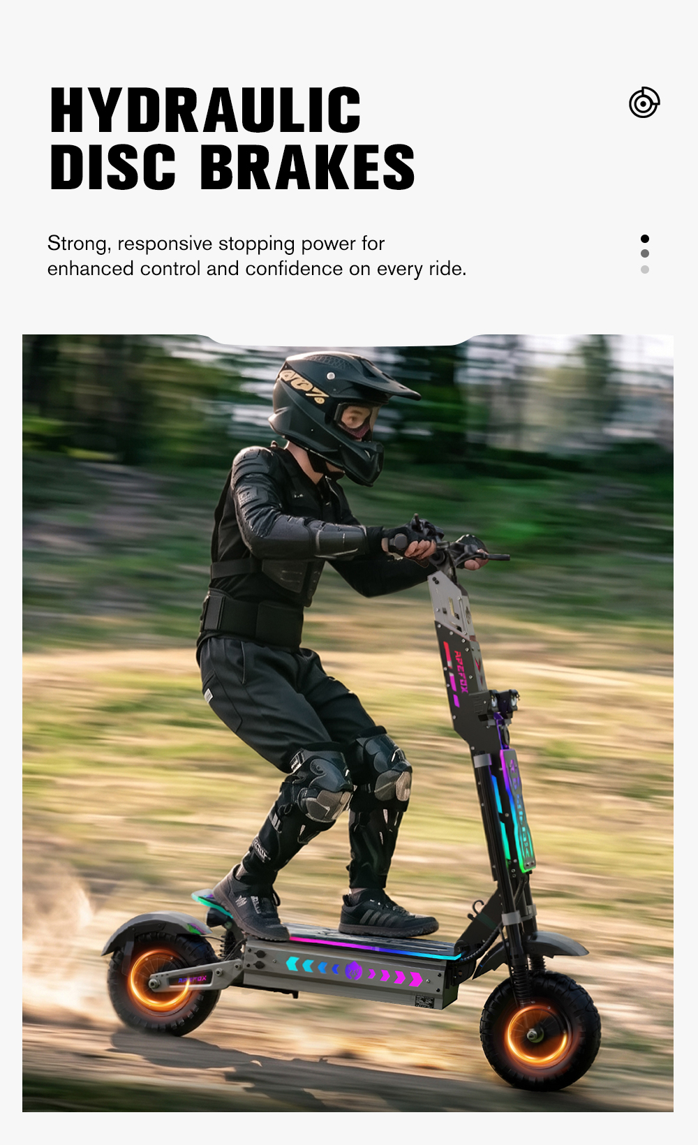 Un pilota con casco e protezioni guida un monopattino elettrico su un sentiero sterrato.
