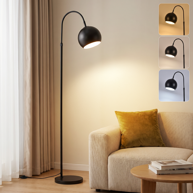 Eine schwarze Bogenstehlampe steht neben einem hellen Sofa in einem Wohnzimmer. Rechts sind drei Lichtmodi gezeigt.