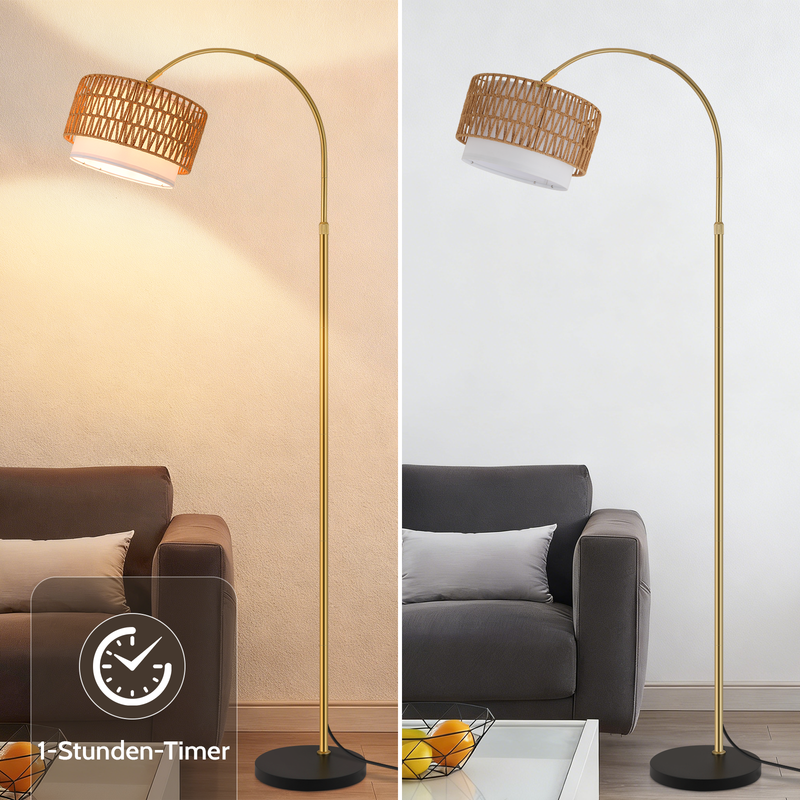 Goldene Bogenstehlampe mit geflochtenem Schirm neben einem grauen Sofa.